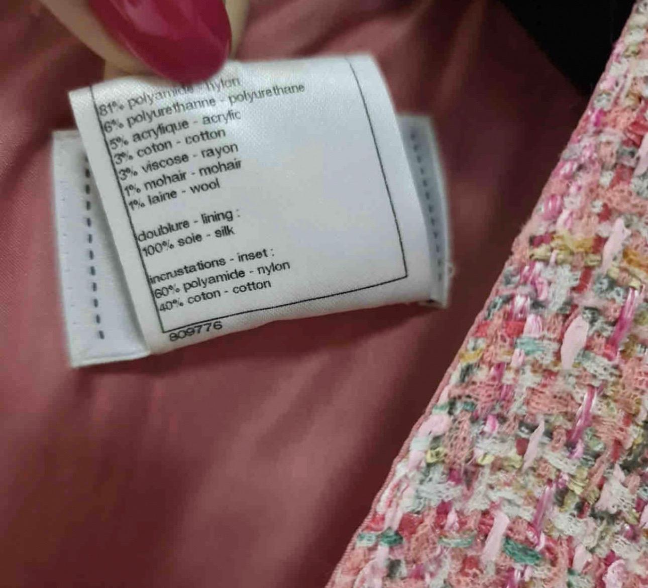 CHANEL Mini-robe en tweed rose  Bon état - En vente à Krakow, PL