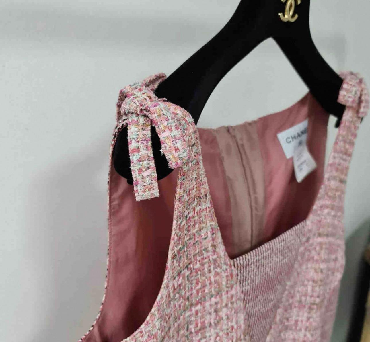 CHANEL Mini-robe en tweed rose  en vente 1