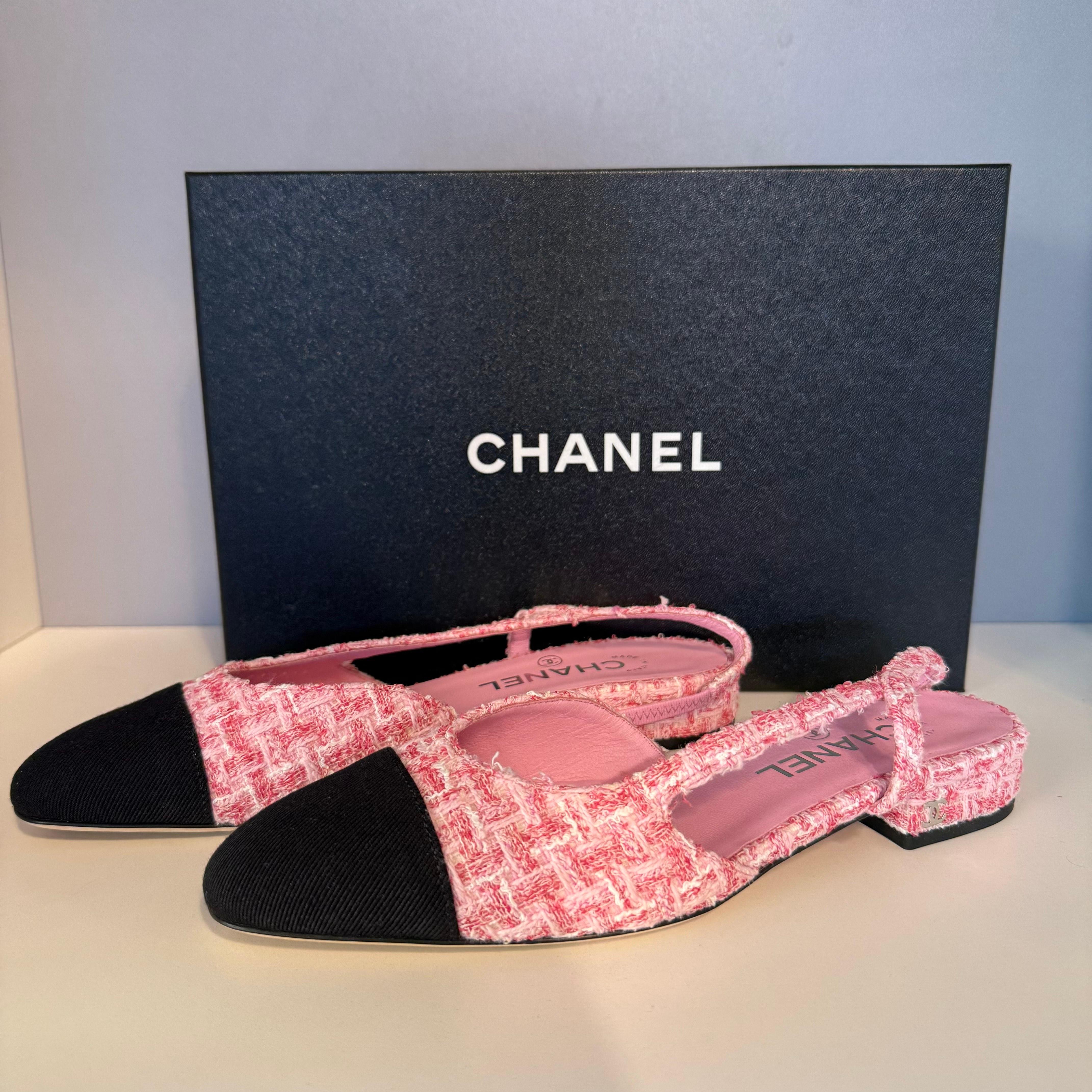 Splendides et iconiques escarpins Chanel
Tweed
Couleur rose mélangée et textile noir
Hauteur du talon cm 2 (0,78 inches)
A.I.C.
Avec sacs à poussière et boîte
Conditions exceptionnelles
L'expédition prioritaire dans le monde entier est incluse dans