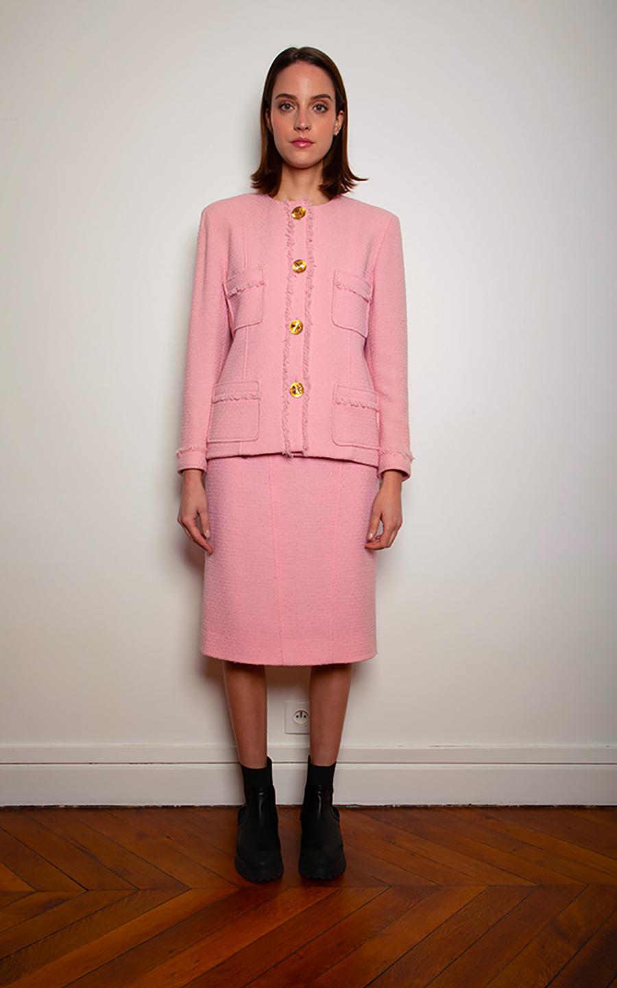 Vintage Chanel rosa Tweed-Rock Anzug:: ca. 1995:: in ausgezeichnetem gebrauchten Zustand. Dieses prächtige:: kultige Ensemble besteht aus einer klassischen Jacke und einem Rock. Die Jacke hat einen Knopfverschluss auf der Vorderseite:: goldfarbene