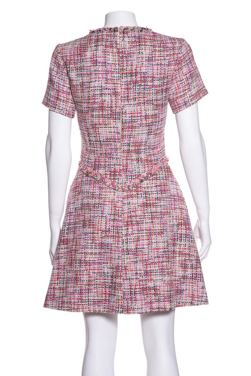 Chanel short sleeve, tweed v-neck dress with fringe detail, pockets and back zip closure.
This item is previously worn with no major signs of wear.
Made in France
Shell: Cotton/Nylon/Rayon
Lining: Silk
 
Size 34
 
Bust: 32