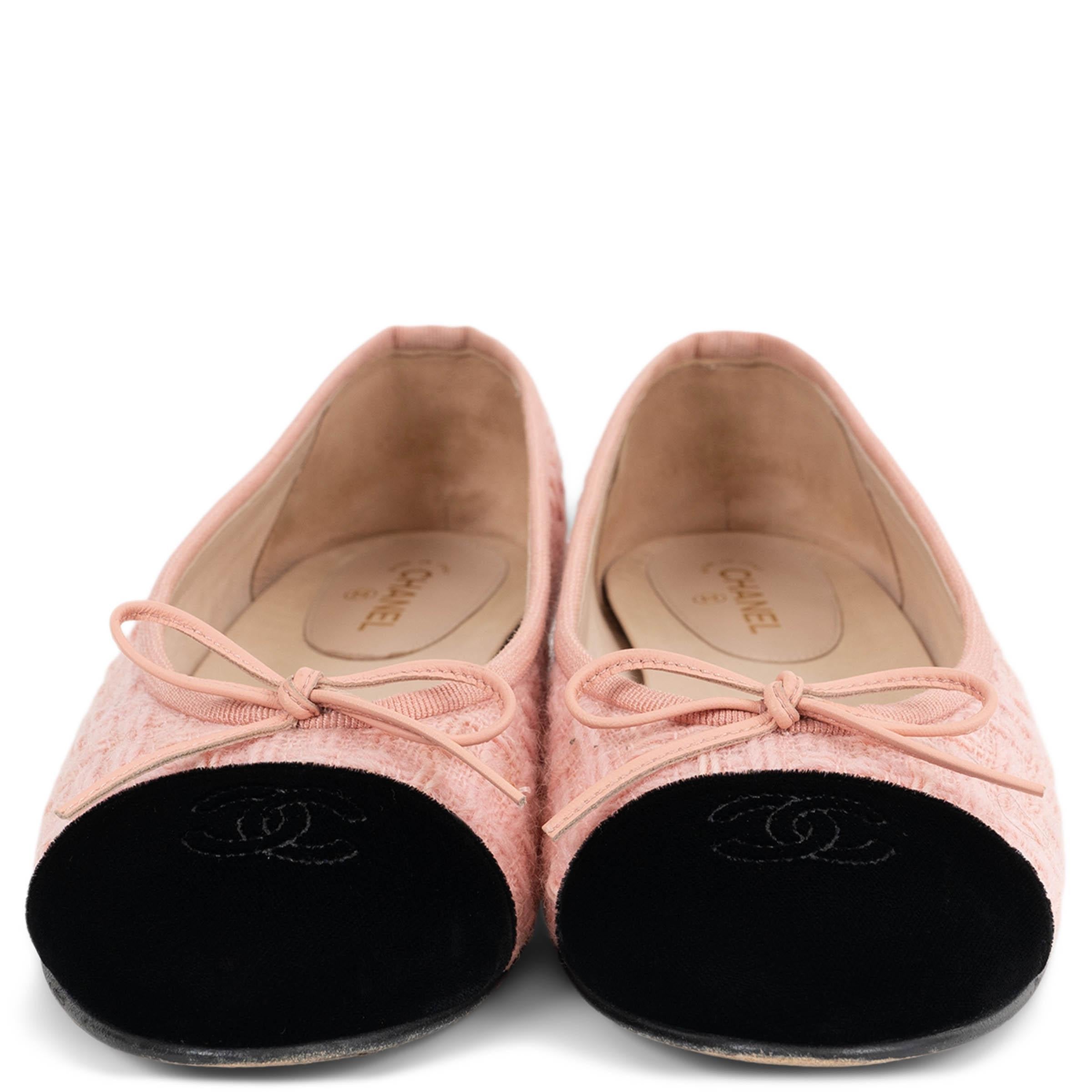Queste ballerine classiche Chanel, autentiche al 100%, sono realizzate in tweed rosa chiaro con punte in velluto nero a contrasto, ricamate con i loghi CAP. Caratterizzate da punte a mandorla, finiture in gros grain e delicati fiocchi in pelle,