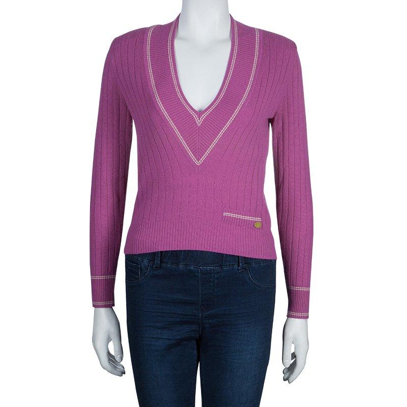This chic sweater from Chanel is apt for casual yet stylish outdoor look. Knitted with cashmere, this pink sweater features ribbed V neck, a straight hem, and cuffs. It has long sleeves and contrasting stripes along neckline and cuffs.

Includes: