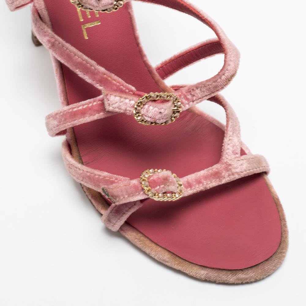 Chanel Pink Velvet And Patent Leather CC Strappy Buckle Sandals Size 37 In Good Condition In Dubai, Al Qouz 2