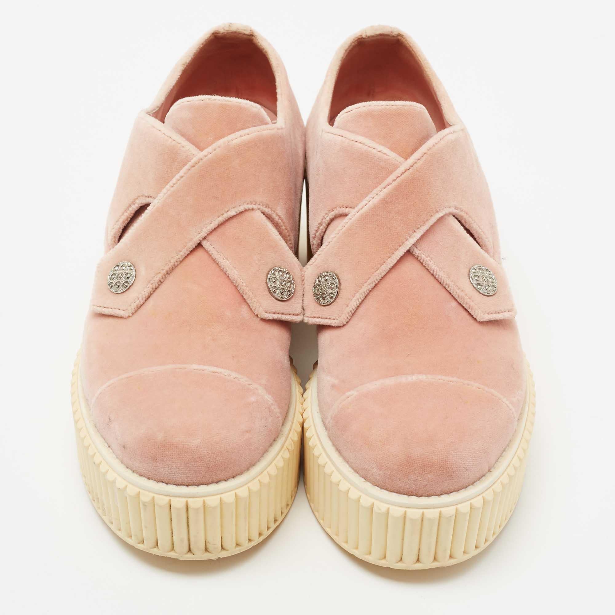 A blend of high style and bold simplicity, these uber-chic platform sneakers from Chanel will perfectly complement your casual ensemble. Displaying a pretty pink exterior, the sneakers are crafted from velvet. They are complete with silver-tone