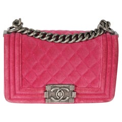 Petit sac garçon en velours rose Chanel