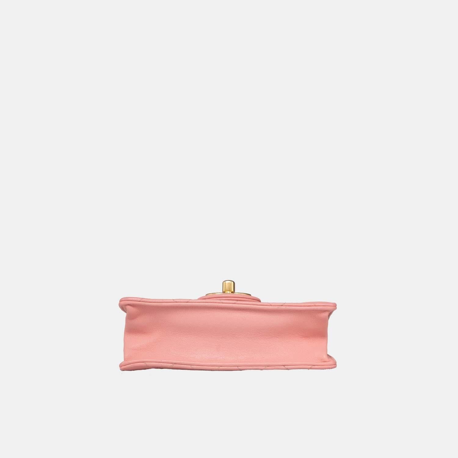Women's or Men's Chanel Pink Vertical Pearls Clutch with Chic Pearl Chain and Gold Hardware GHW For Sale