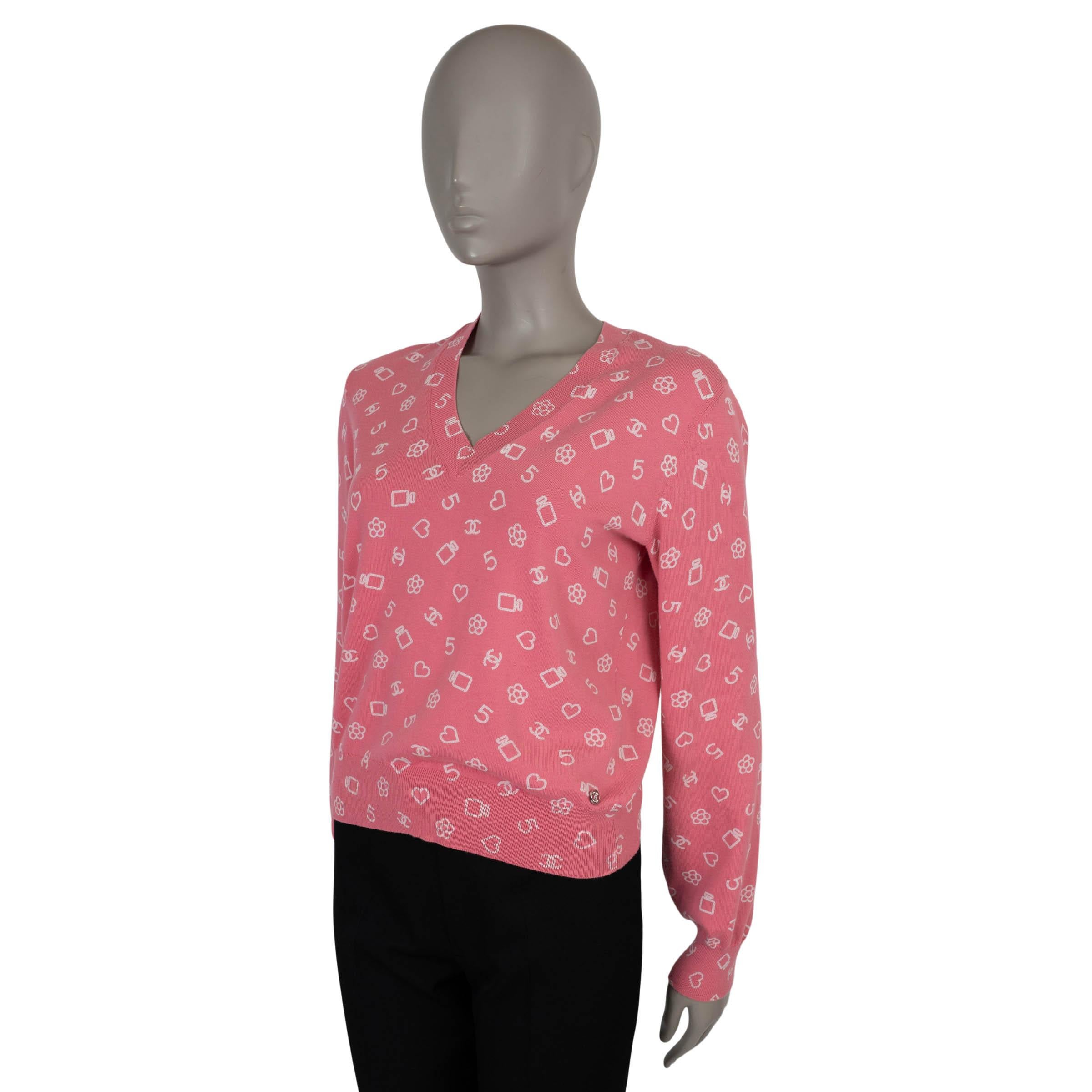 Este jersey 100% auténtico de Chanel en algodón rosa, mezclado con elastano (1%) y poliamida (1%), está alegremente estampado con iconos de Chanel en blanco, desde el icónico logotipo CC hasta el frasco del perfume n.º 5. Con un corte clásico, está