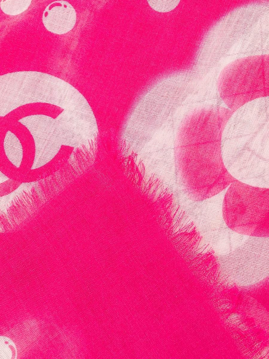 Crafted in Italy from the an intricate blend of cashmere and silk, this pre-owned scarf by Chanel features a lightweight construction, a square shape and a colour-block style in a vibrant shade of hot pink. For an added touch of sophistication, the