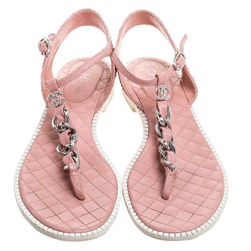 These stunning thong sandals by Chanel are a must-have. Crafted from leather, they come in love hues of pink and white. They feature the iconic quilted pattern on the ankle strap and footbed, the signature leather and chain detailing forms the main