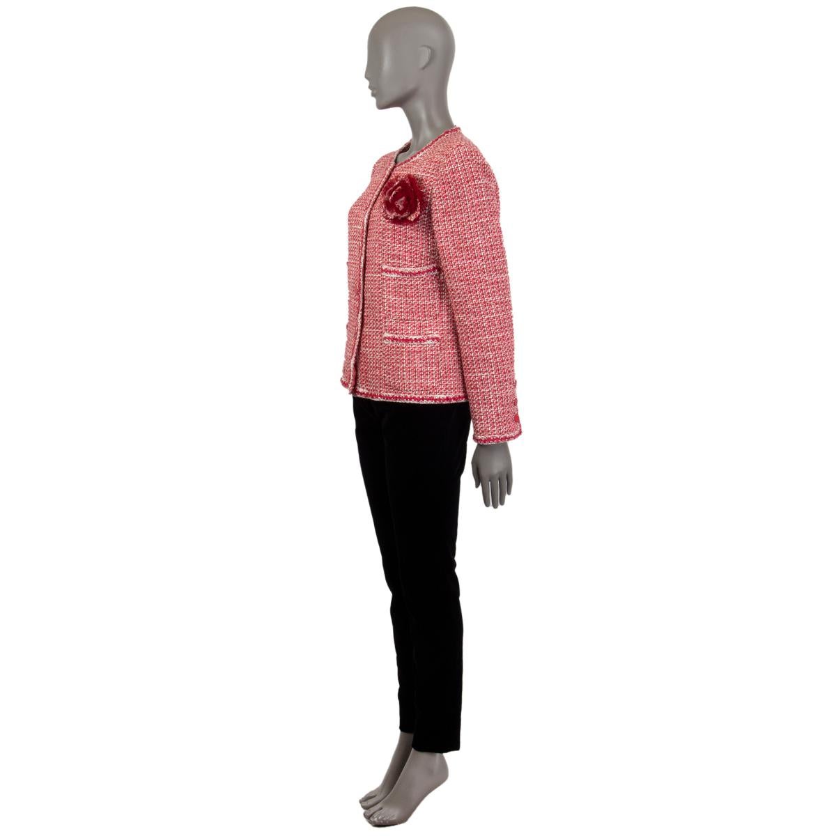 Chaqueta Chanel de tweed en viscosa (55%), algodón (26%) y lana (19%) de color verde menta, blanco y marrón, con ribete de gasa de seda gris pálido y lavallier. Dobladillo con flecos. Dos bolsillos con aberturas en la parte delantera (aún cosidos).