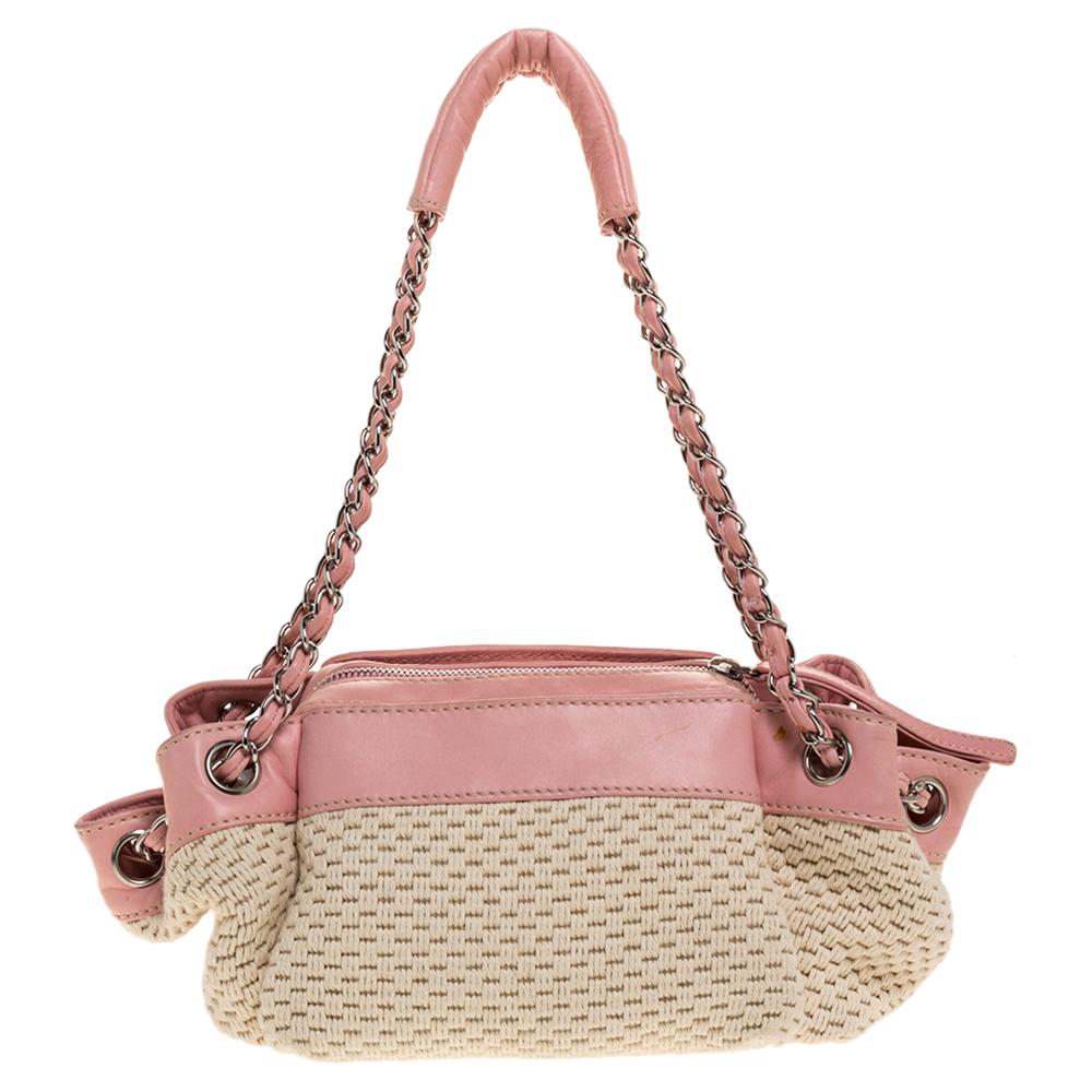 You'll love flaunting this gorgeous LAX Accordion bag from Chanel that is sure to grab you a lot of compliments. This pink bag is crafted from leather and fabric and features an artistic silhouette. It flaunts accordion detailing on the sides and a