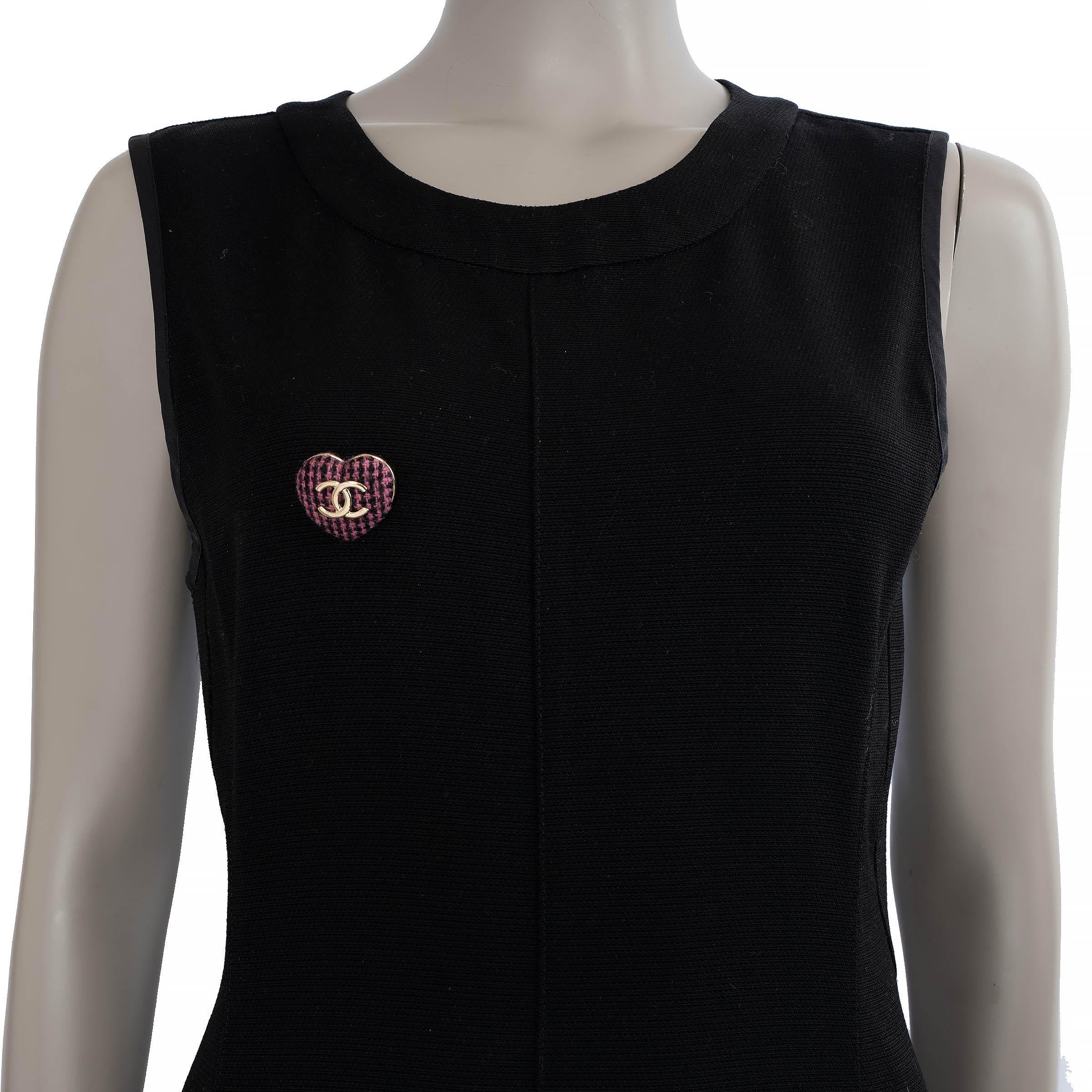 CHANEL pink wool 22K CC HEART TWEED Brooch For Sale 1