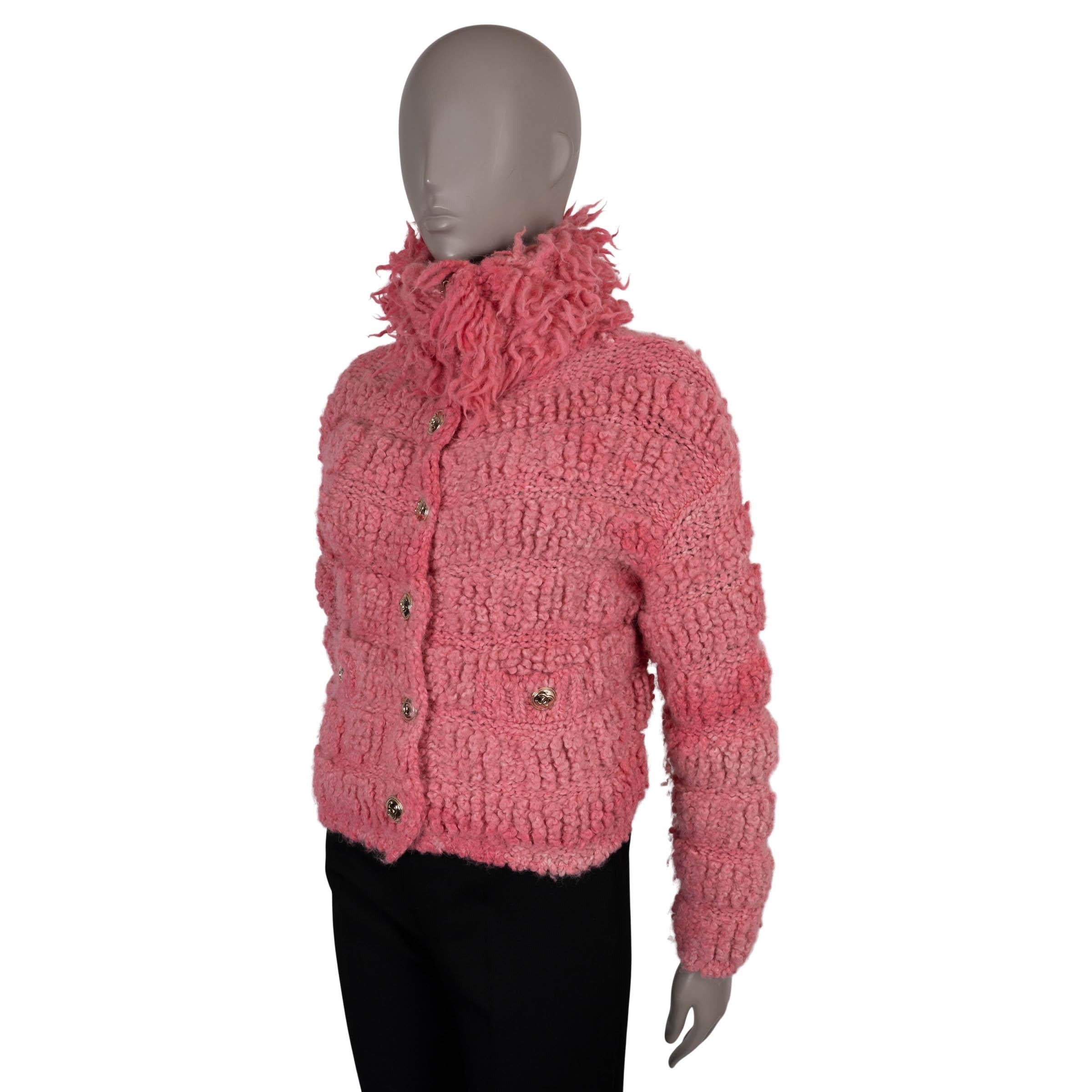 Ce bomber en maille à rayures épaisses 100% authentique de Chanel est confectionné en laine rose (51%), alpaga (48%) et polyamide (1%). Il présente une silhouette oversize avec une longueur raccourcie, un col montant orné d'une bordure à franges et