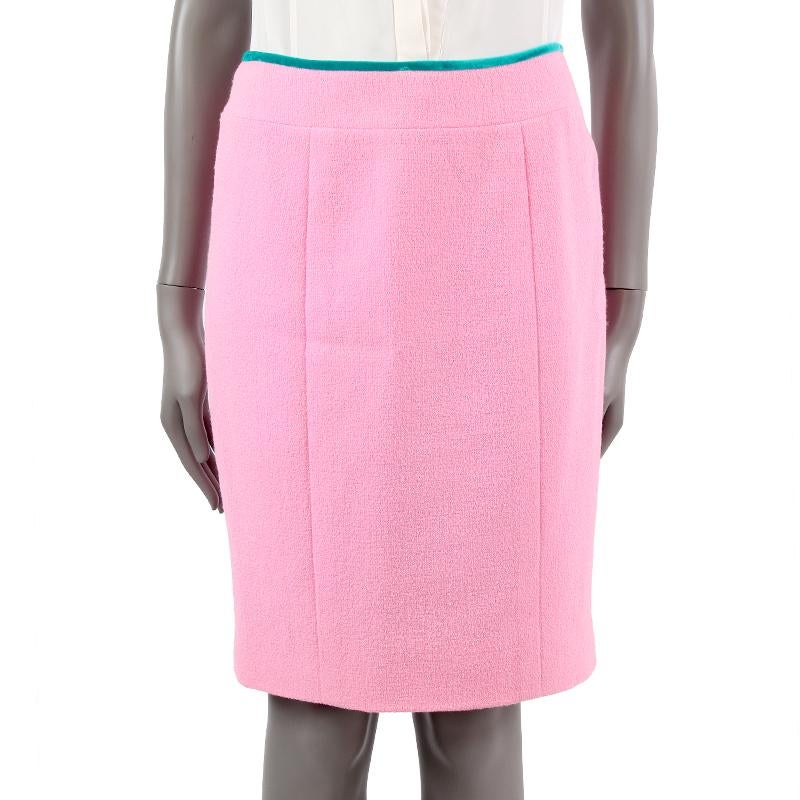 100% authentic Chanel knee length skirt in light pink wool (with 15% nylon) with hemline in turquoise velvet (82% viscose and 12% silk). Slit on the back with three buttons in turquoise velvet. Opens with zipper on the back. Lined in light pink silk