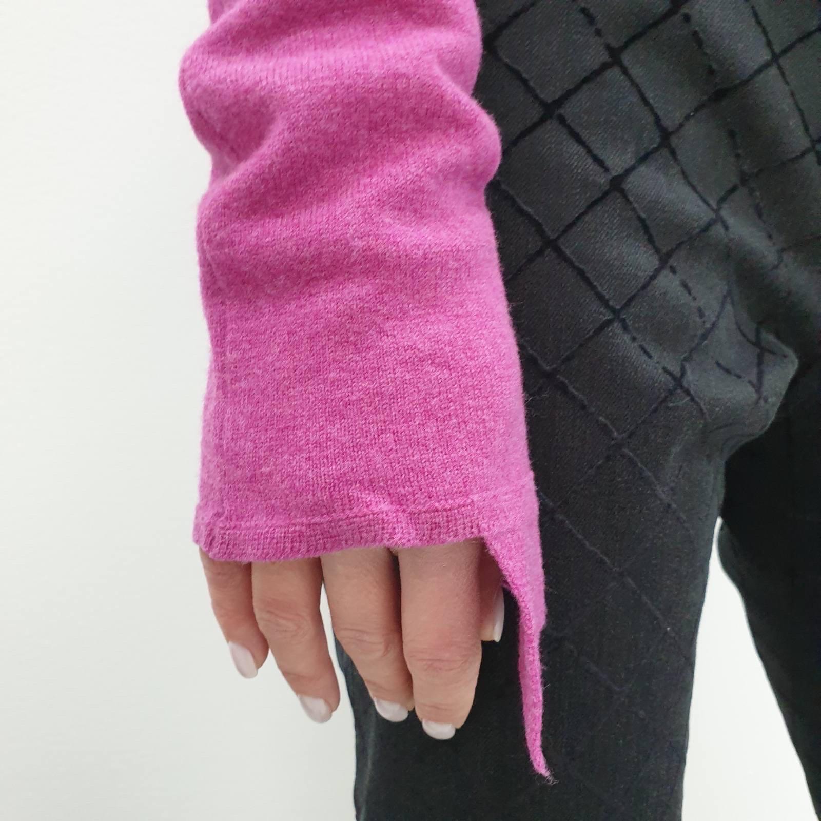 Der rosafarbene Wollpullover von Chanel fühlt sich beim Tragen fantastisch und luxuriös an. 
Es ist die Art von Kleidungsstück, die nie aus der Mode kommen wird. 
Der spitz zulaufende Kragen verleiht diesem Look ein französisches Flair. 
Dieser