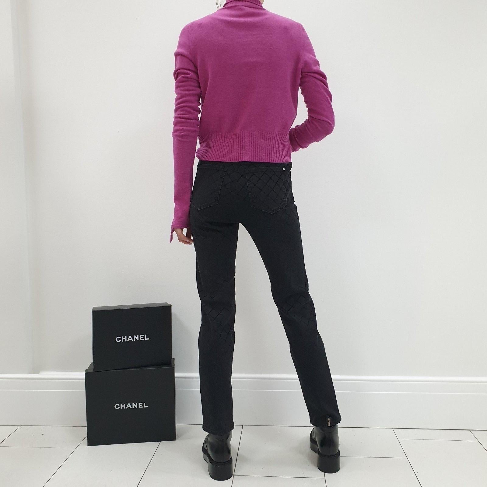 Chanel Rosa Wollpullover mit spitz zulaufendem Kragen und langen Ärmeln (Pink) im Angebot