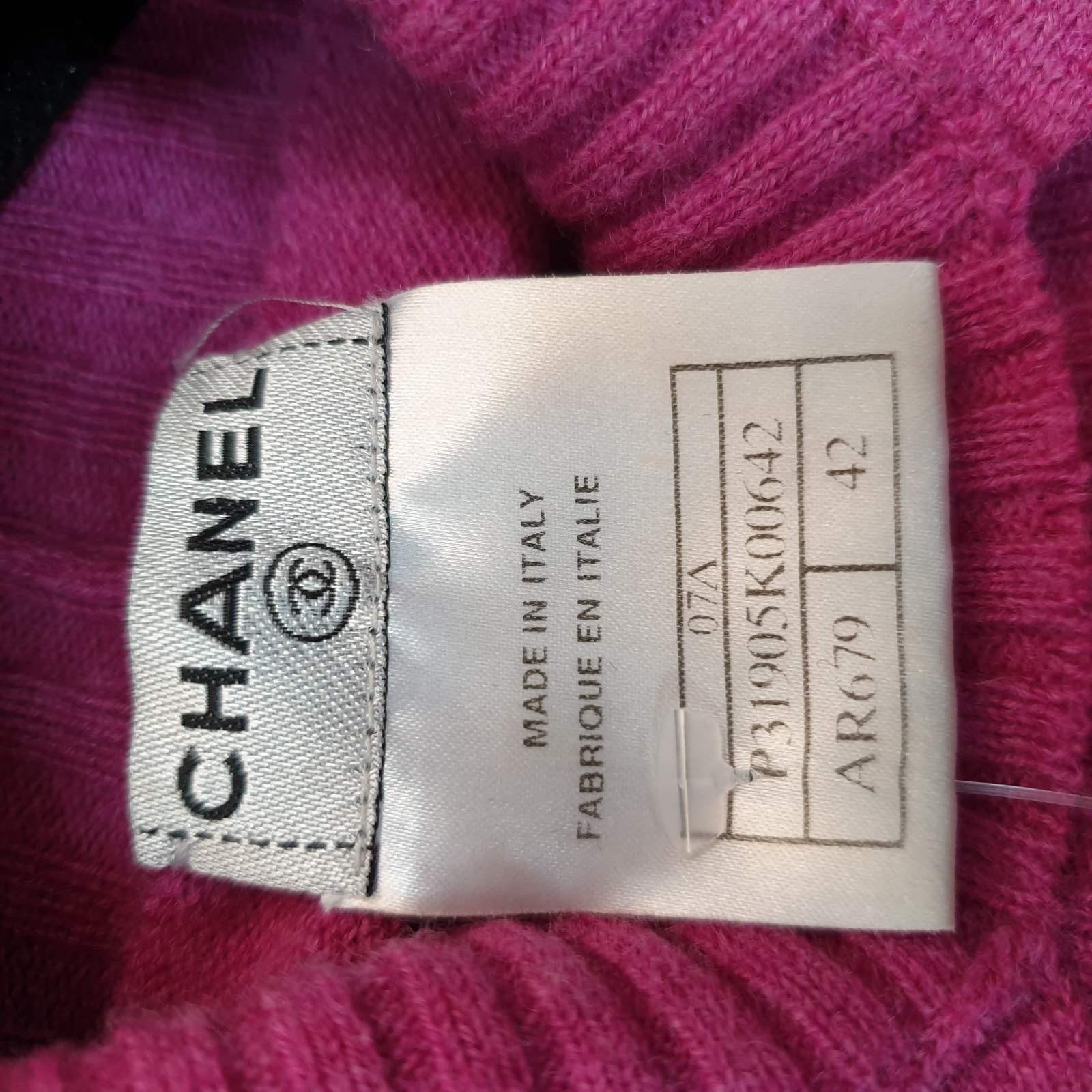 Chanel Rosa Wollpullover mit spitz zulaufendem Kragen und langen Ärmeln im Angebot 4