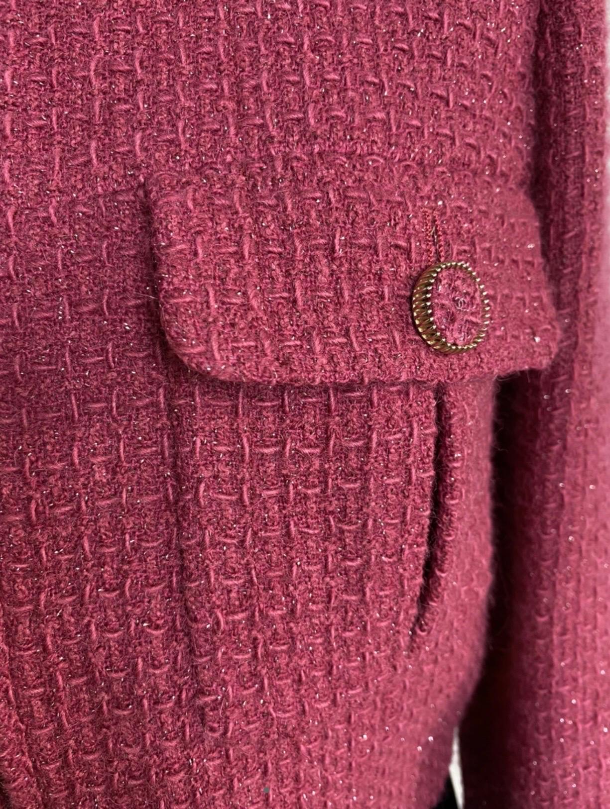 Short Chanel jacket, in pink wool and lamé, size 38 French, therefore 42 Italian, in excellent condition. Measurements: shoulder cm41 chest cm39 sleeve cm62 length cm45.