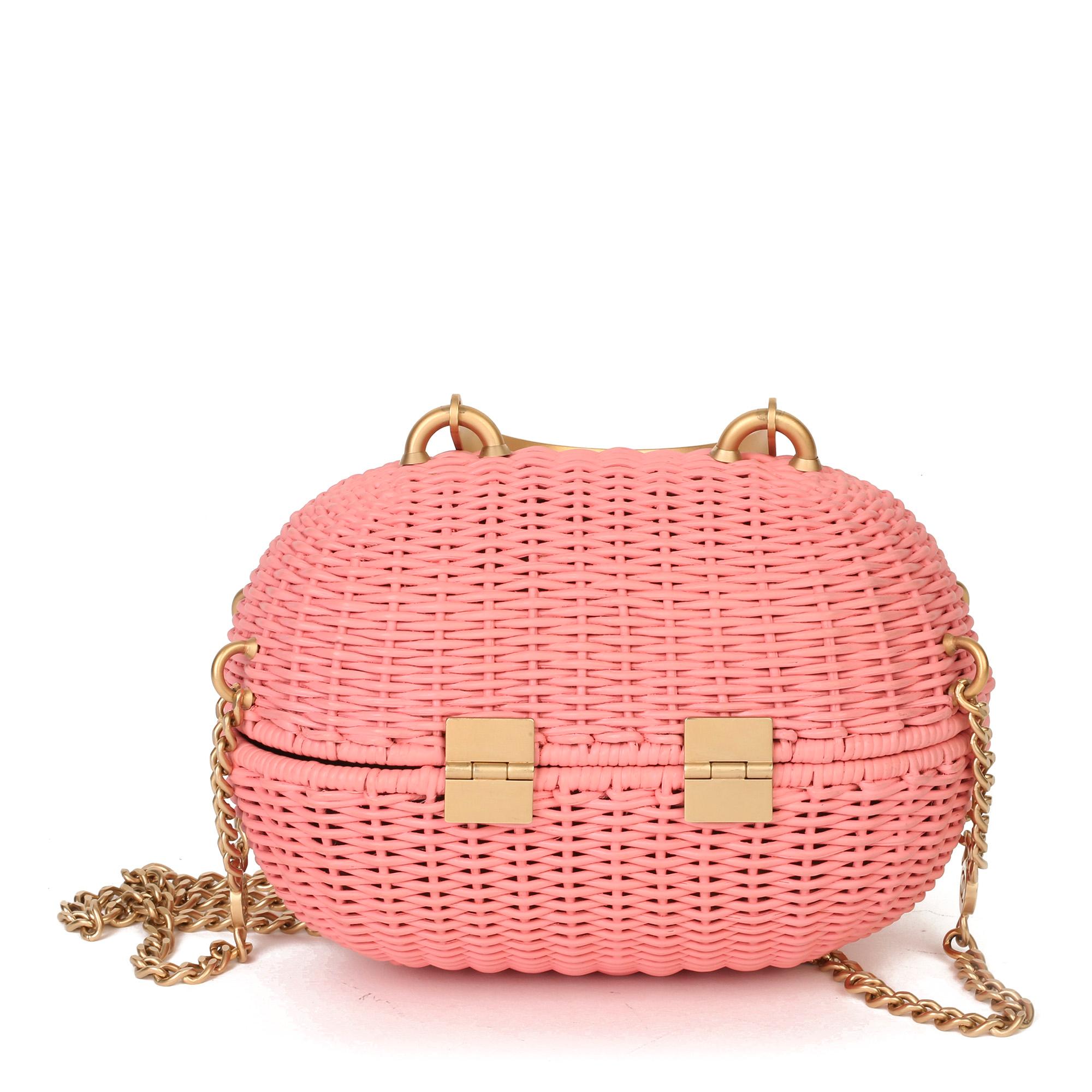 CHANEL
Pink Woven Wicker Love Lock Basket Bag

Xupes Reference: HBJJLG025
Serial Number: 9563171
Age (Circa): 2005
Accompanied By: Chanel Dust Bag, Box
Authenticity Details: Serial Sticker (Made in Italy)
Gender: Ladies
Type: Top Handle, Shoulder,