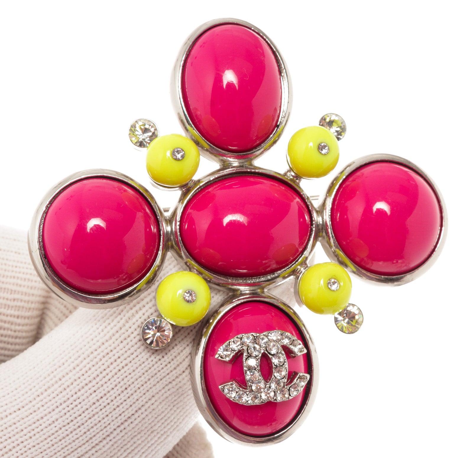 Broche Chanel avec ornements en résine et cristal rose et jaune, avec le logo CC, matériel argenté


58229MSC