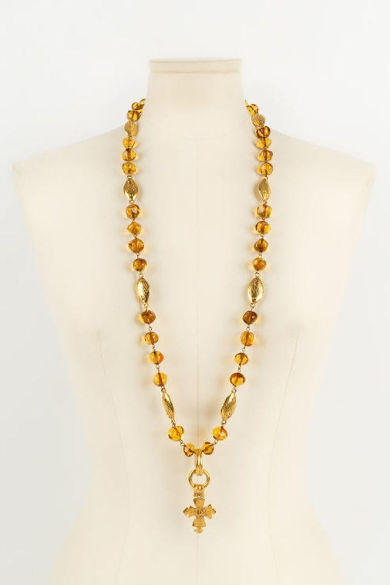 Chanel - (Made in France) Necklace made of gold metal fish medals and glass beads. Spring-Summer 1994 collection.

Additional information: 
Dimensions: Length : 87 cm
Condition: Very good condition
Seller Ref number: CB95