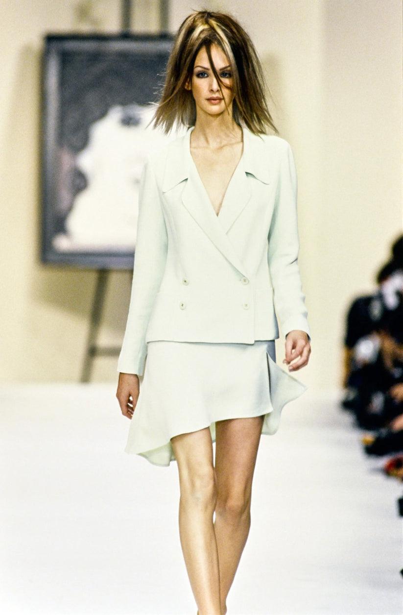 Chanel -(Made in France) Ensemble composé d'une veste et d'une jupe de couleur pistache. Taille 40FR. Collection S 1994.

Informations complémentaires : 
Dimensions : 
Veste : Largeur des épaules : 40 cm, Poitrine : 45 cm, Taille : 40 cm, Longueur