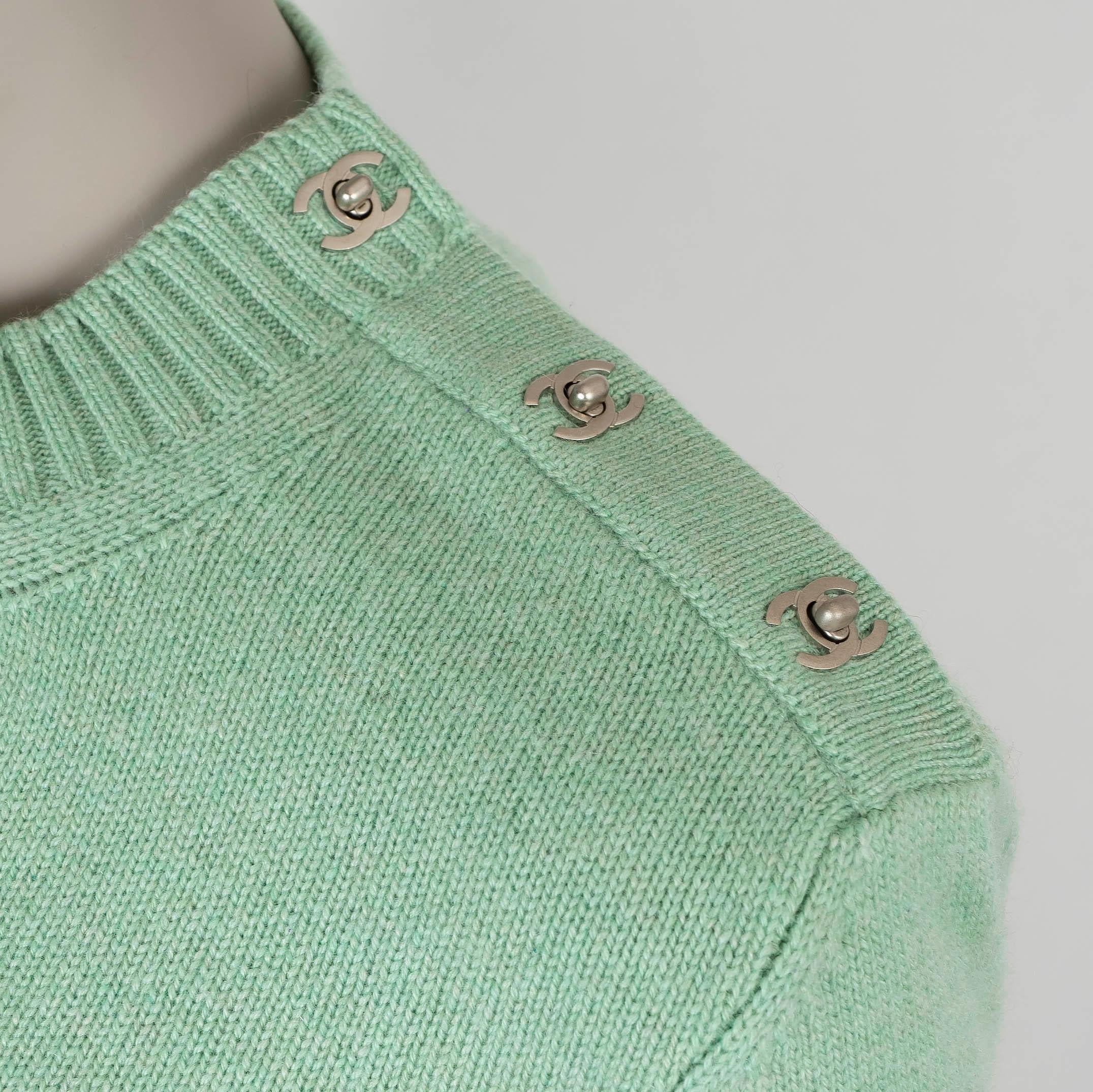 CHANEL pull à col roulé en cachemire 15P CC TUNRLOCK vert pistache 40 M. en vente 1