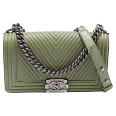 Chanel Pistachio Grün Chevron Leder Medium Boy Klappentasche