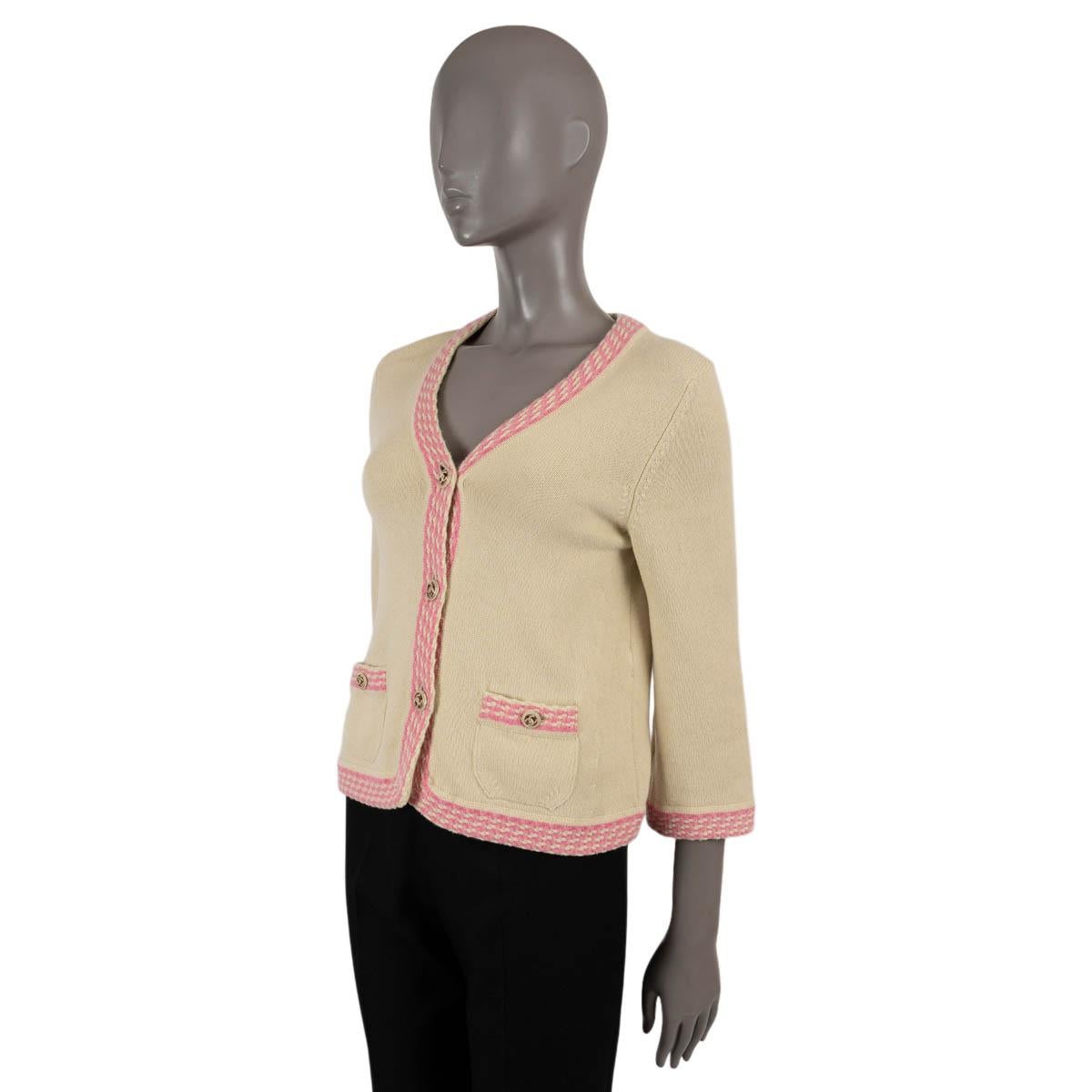 100% echte Chanel Strickjacke mit V-Ausschnitt aus pistaziengrünem Kaschmir (100%) mit rosa Kontrastbesatz. Das Design besteht aus pistaziengrünen und goldfarbenen CC-Logoknöpfen. Wurde getragen und ist in ausgezeichnetem Zustand. 

2011