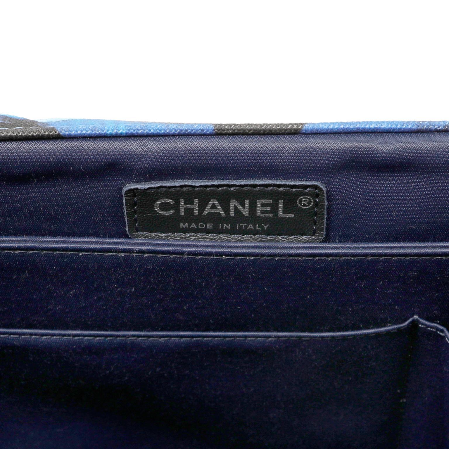 Chanel Chanel Karierte Reisetasche aus Segeltuch mit Klappe Damen im Angebot