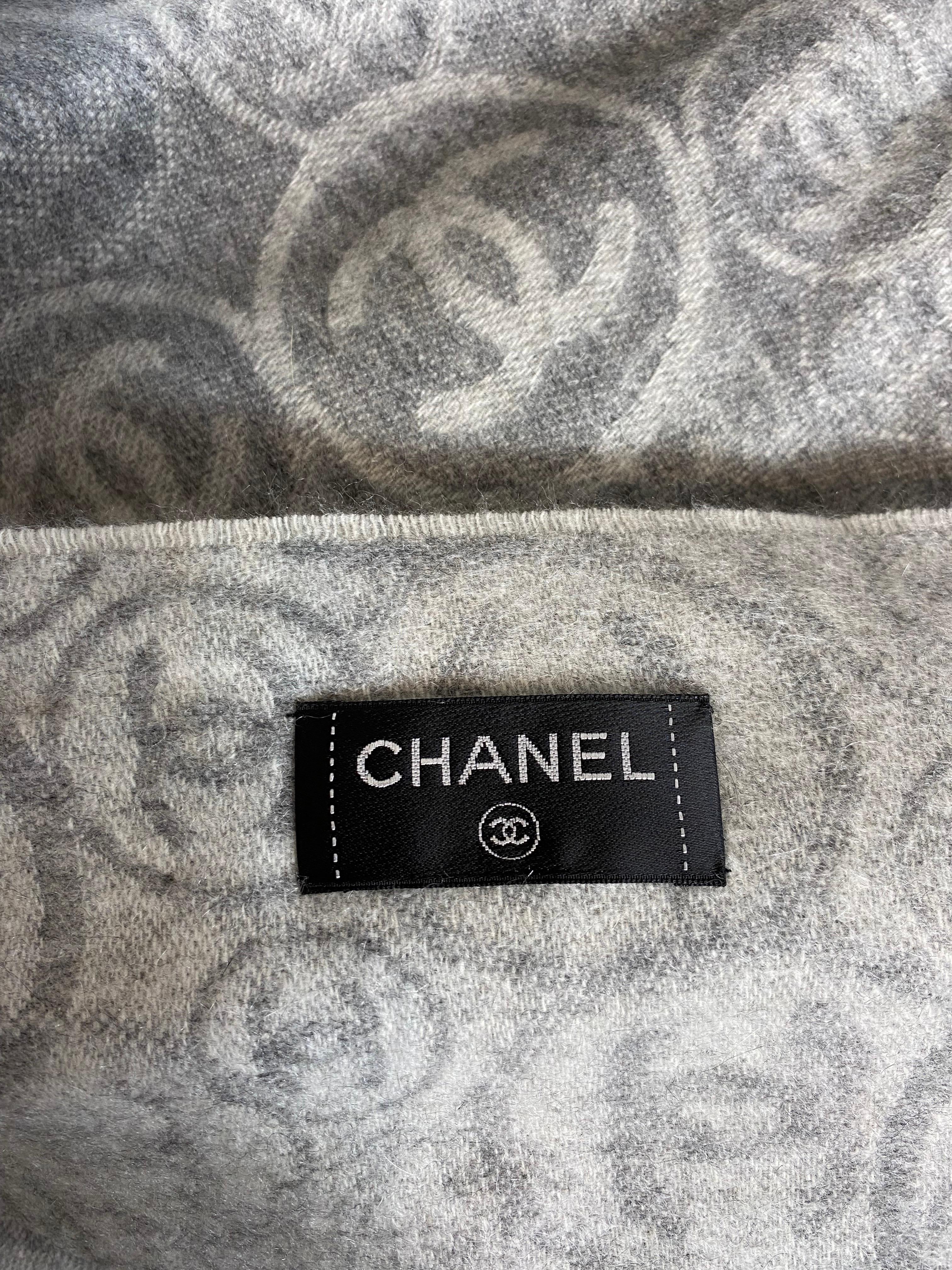 Chanel throw, gray double-sided with Monogram pattern.
The composition label is missing but it is made of cashmere. Very soft and warm.
With dust made of the same material as the plaid.

204 cm x 150 cm