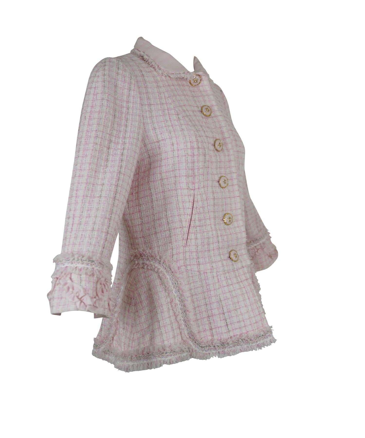 Chanel rosa, weiß, beige Tweed-Blazer mit Knopfleiste. Mit kristallgoldenen Emaille-Sternschnuppen-Knöpfen, Zierbändern und Fransenbesatz sowie einer Kette am Innensaum. Designer Größe 42/ 8-10. Hergestellt in Frankreich.
