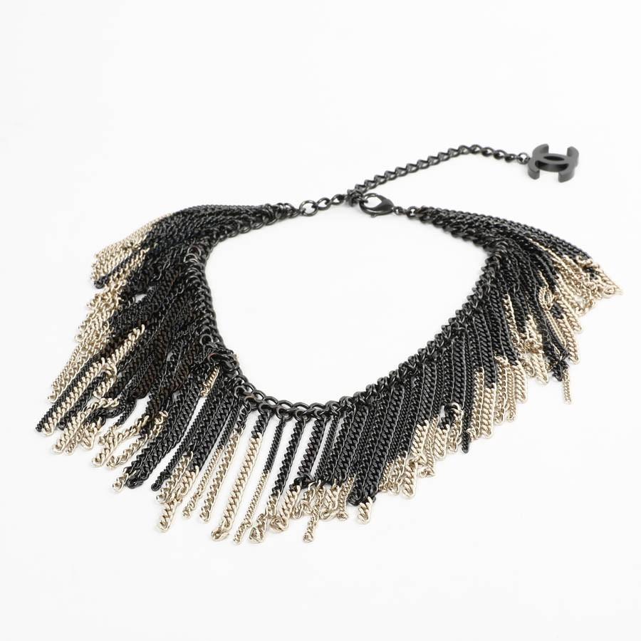 Beautiful and imposing CHANEL plastron, entirely made of 5 cm chains of different width and colors: black ruthenium color, and pale gold tone.  With the iconic CC symbol on the back of the necklace. 
It is a strong piece. It is in perfect condition.