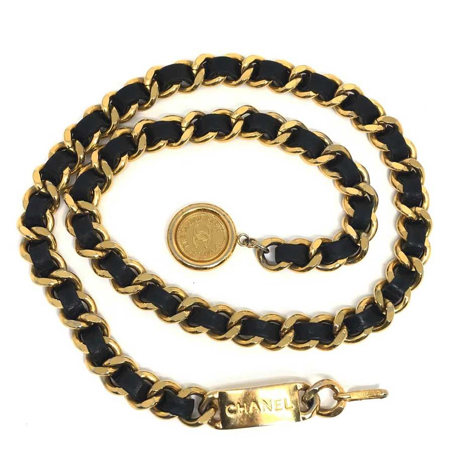 Beautiful Chanel belt in chain and vintage intertwined leather. The clasp is a hook, just before this is a plate with CHANEL inscribed. The belt ends with a golden medal, signed CC, Chanel Paris, 31, rue Cambon. This chain belt is one of the