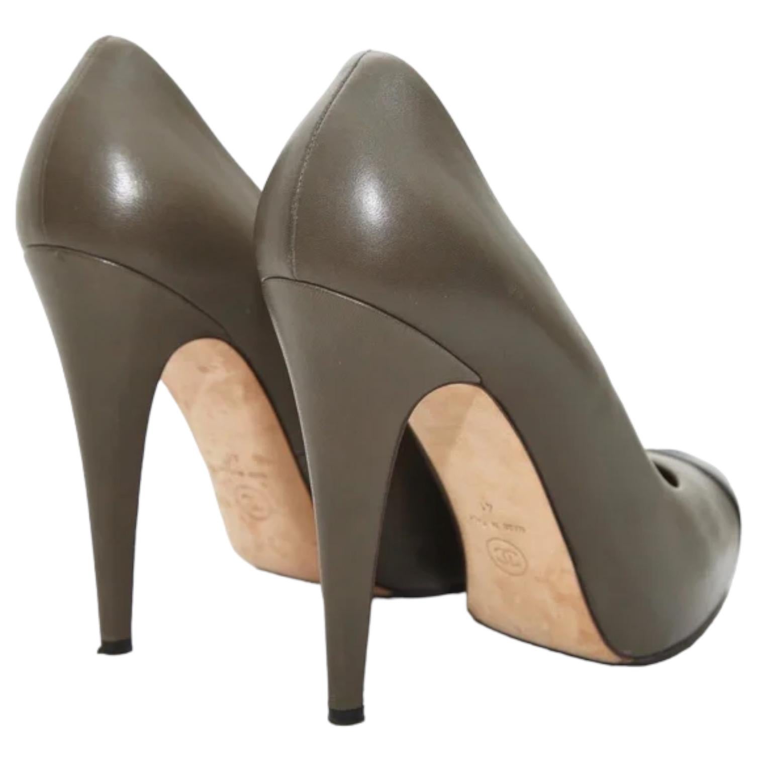 CHANEL Platform Pumps Dark Grey Black Leather Heels Shoes CC Cap Toe Sz 41 For Sale 3