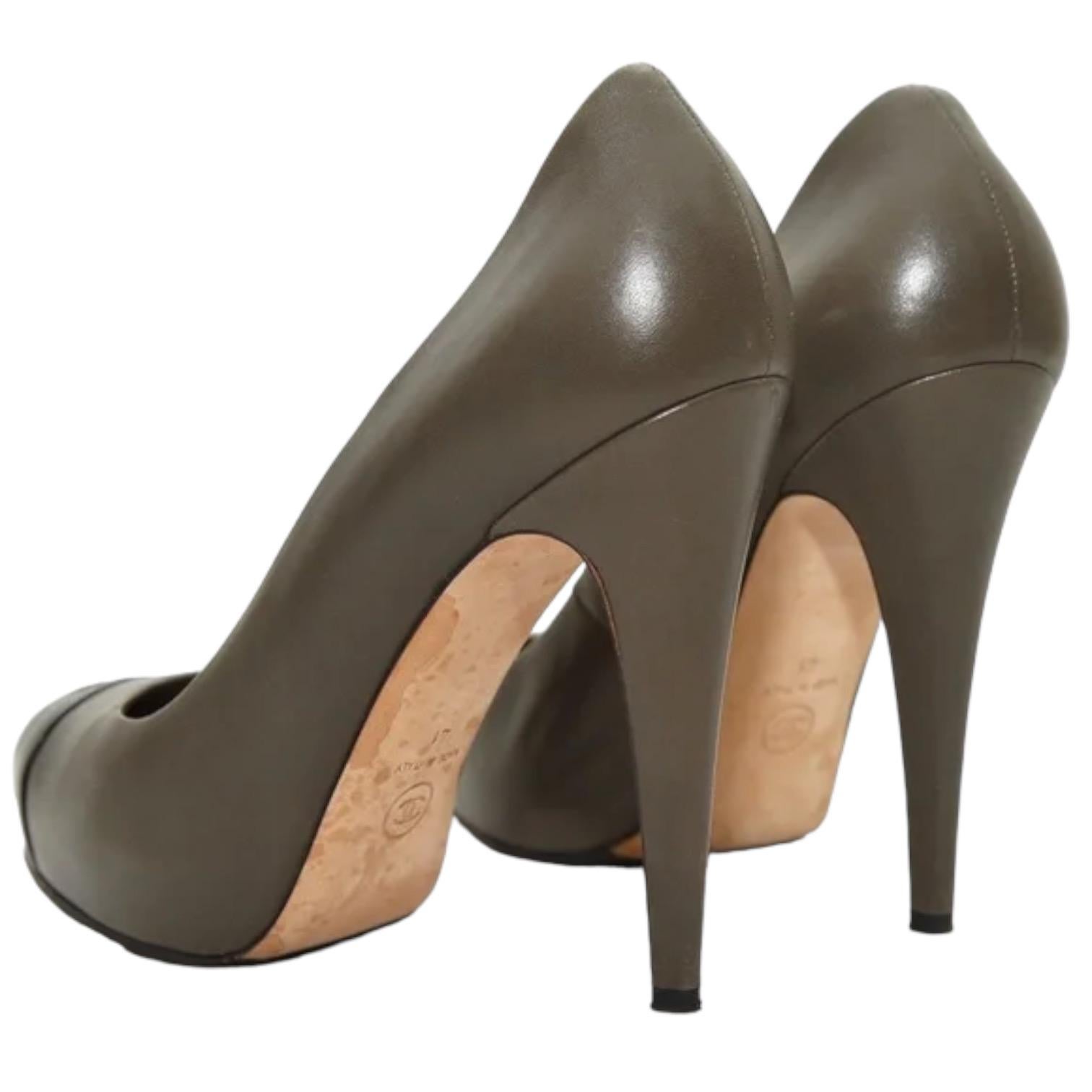 CHANEL Platform Pumps Dark Grey Black Leather Heels Shoes CC Cap Toe Sz 41 For Sale 5