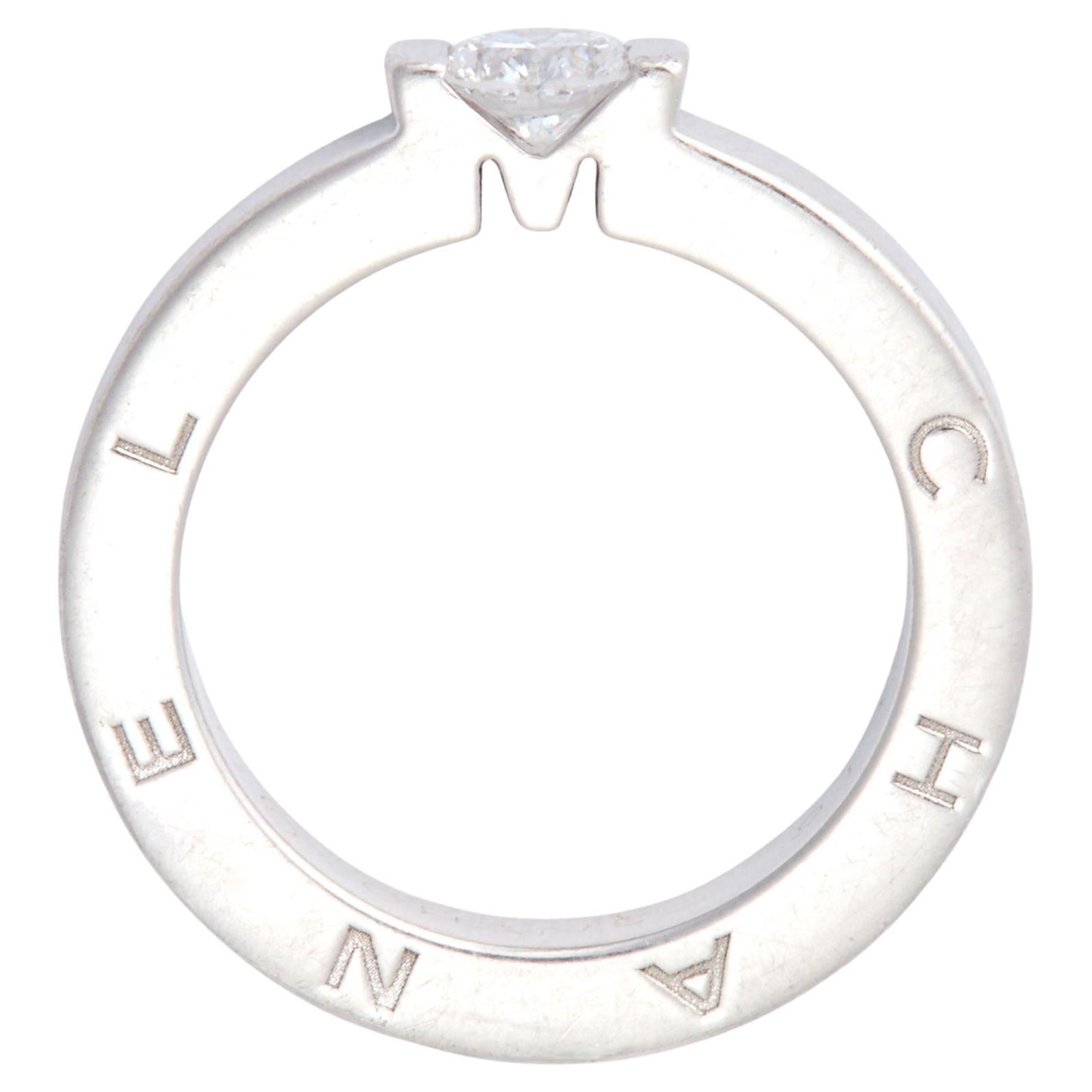 La semplice eleganza di Chanel si manifesta in questo straordinario anello di diamanti e platino, l'anello di fidanzamento perfetto per una sposa moderna. 

Misura 4.25
Un diamante rotondo a taglio brillante 
Platino
Firmato Chanel 