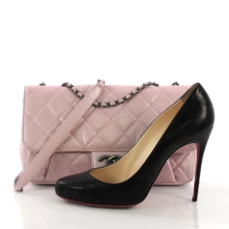 This authentic Chanel Pleated Chain Flap Bag Quilted Calfskin Medium is an excellent bag for day or evening wear. Crafted from quilted pink metallic calfskin leather, this chic bag features woven-in leather chain strap, front flap with CC turn-lock