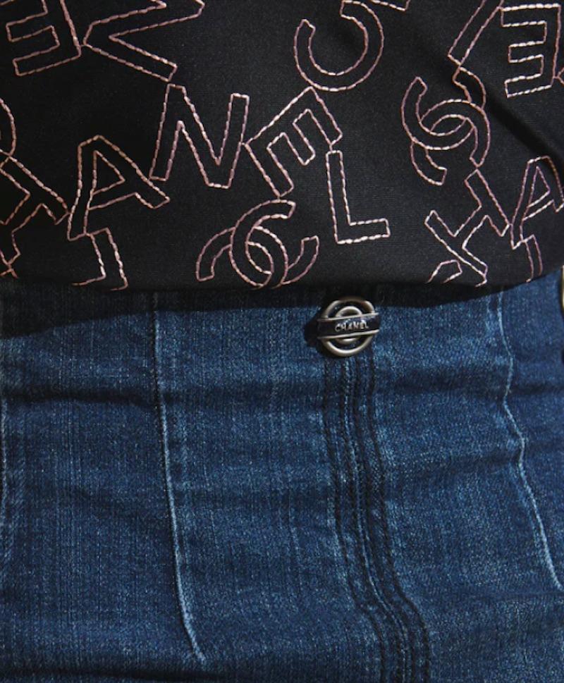Chanel Plissee-Denim-Rock im Zustand „Hervorragend“ im Angebot in New York, NY