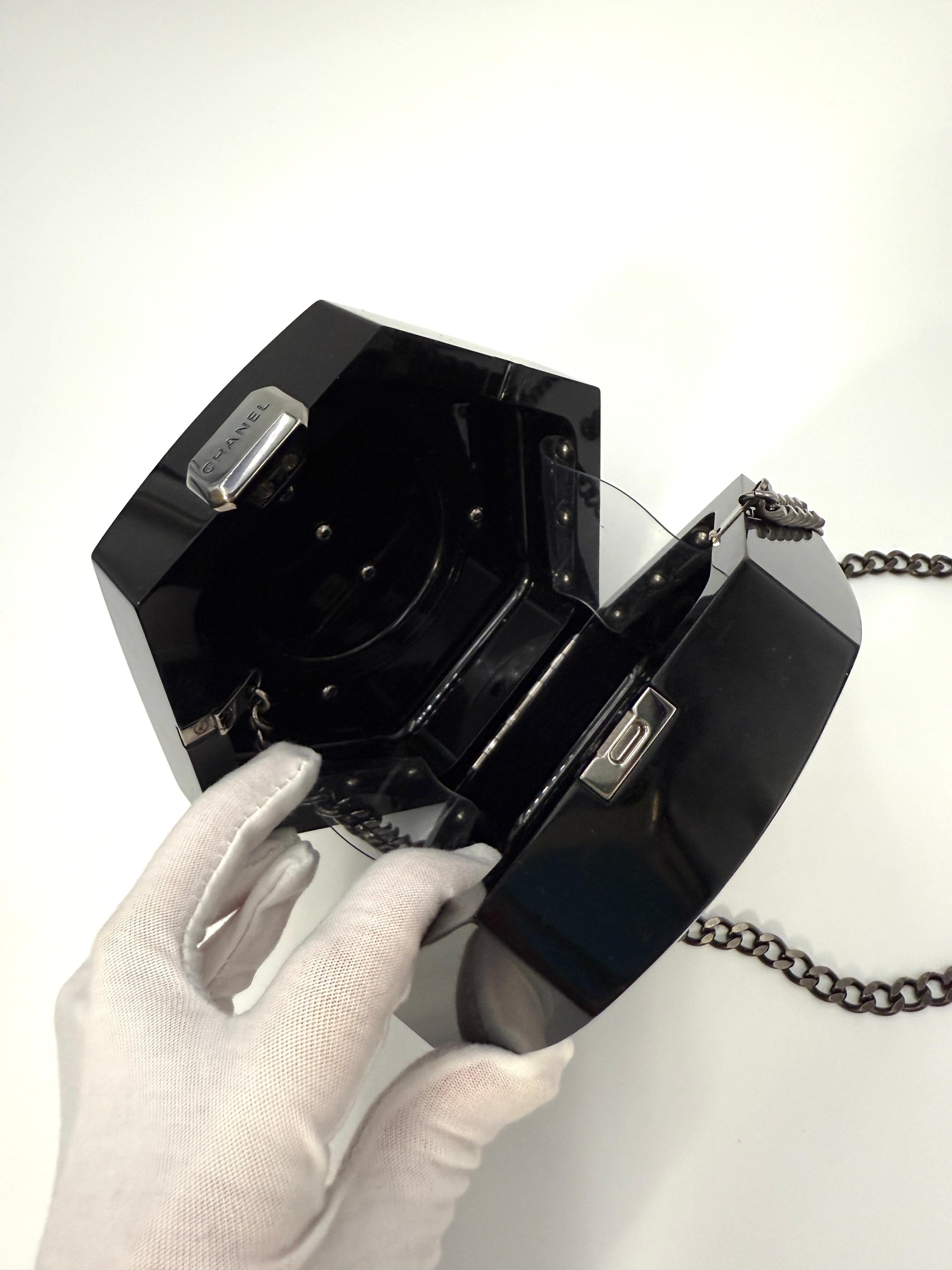 Chanel - Sac Minaudière octogonale en plexiglas - Collection 18A en vente 7