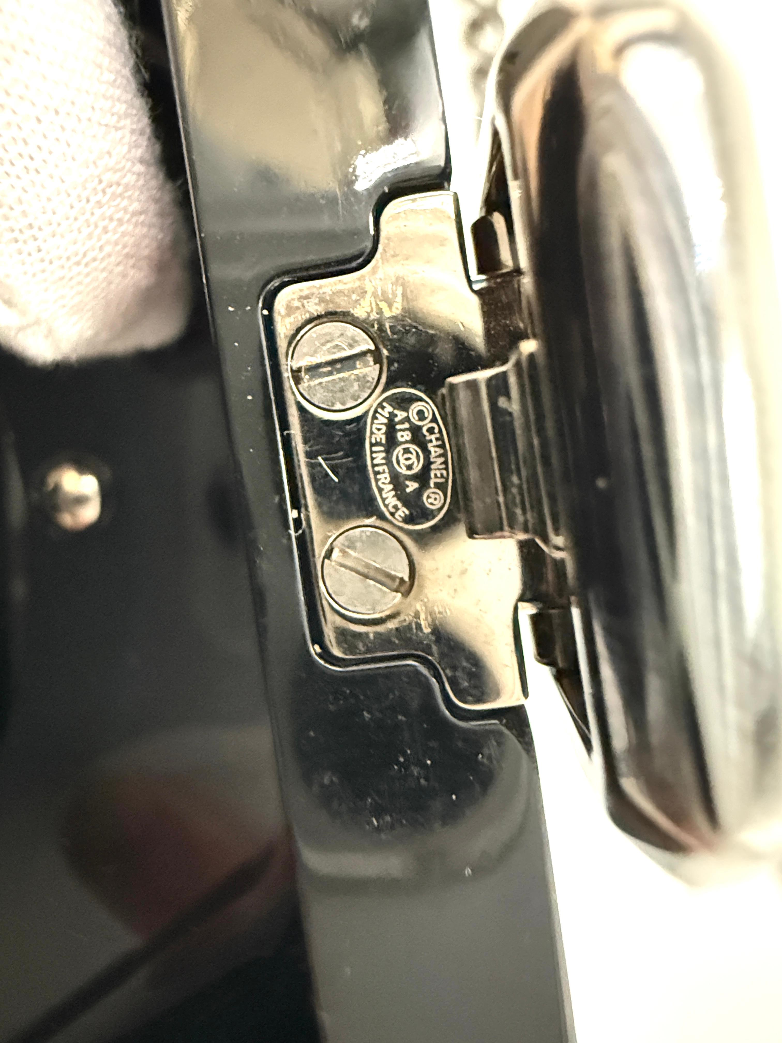 Chanel - Sac Minaudière octogonale en plexiglas - Collection 18A en vente 10