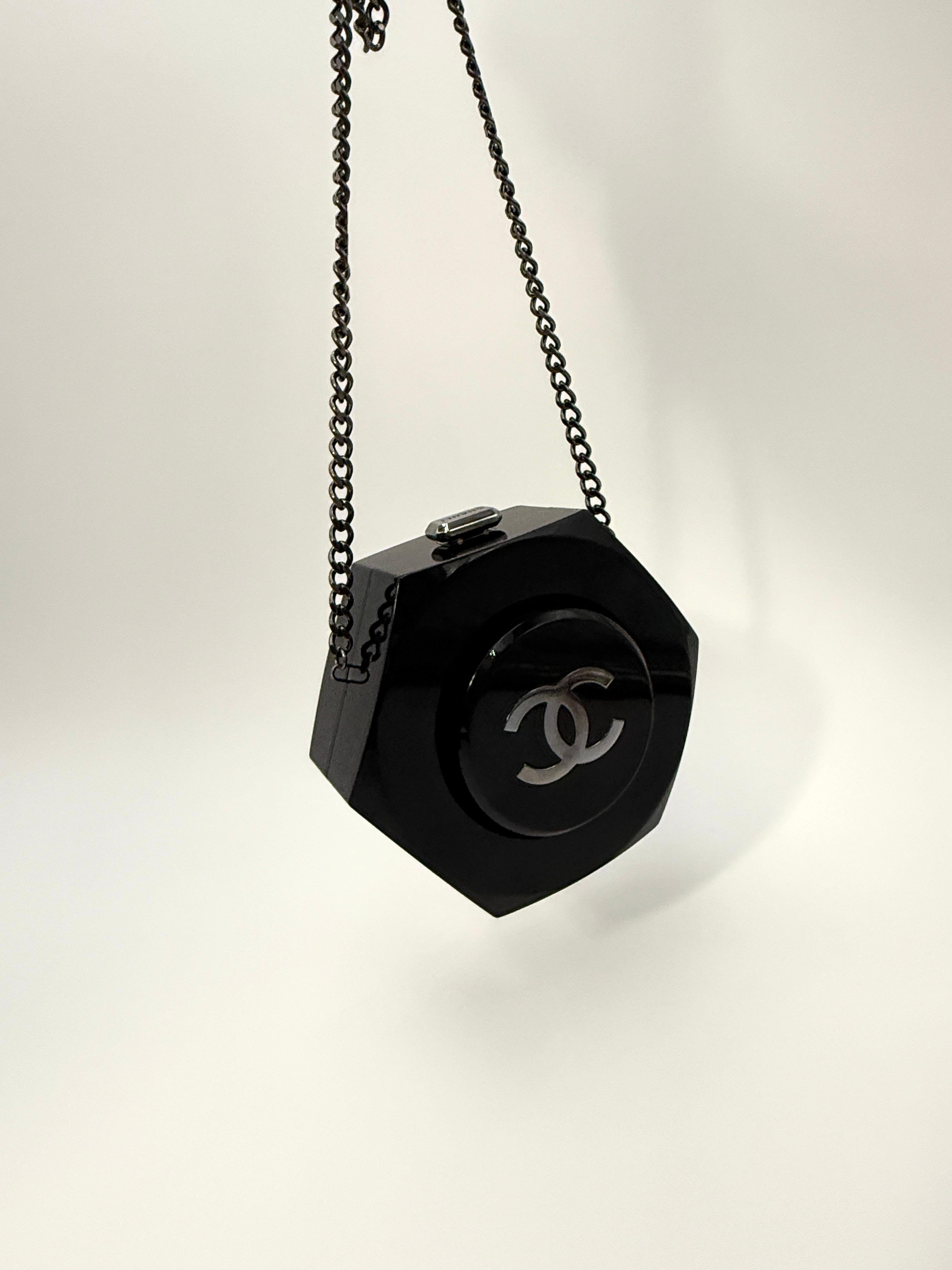 Chanel - Sac Minaudière octogonale en plexiglas - Collection 18A en vente 12