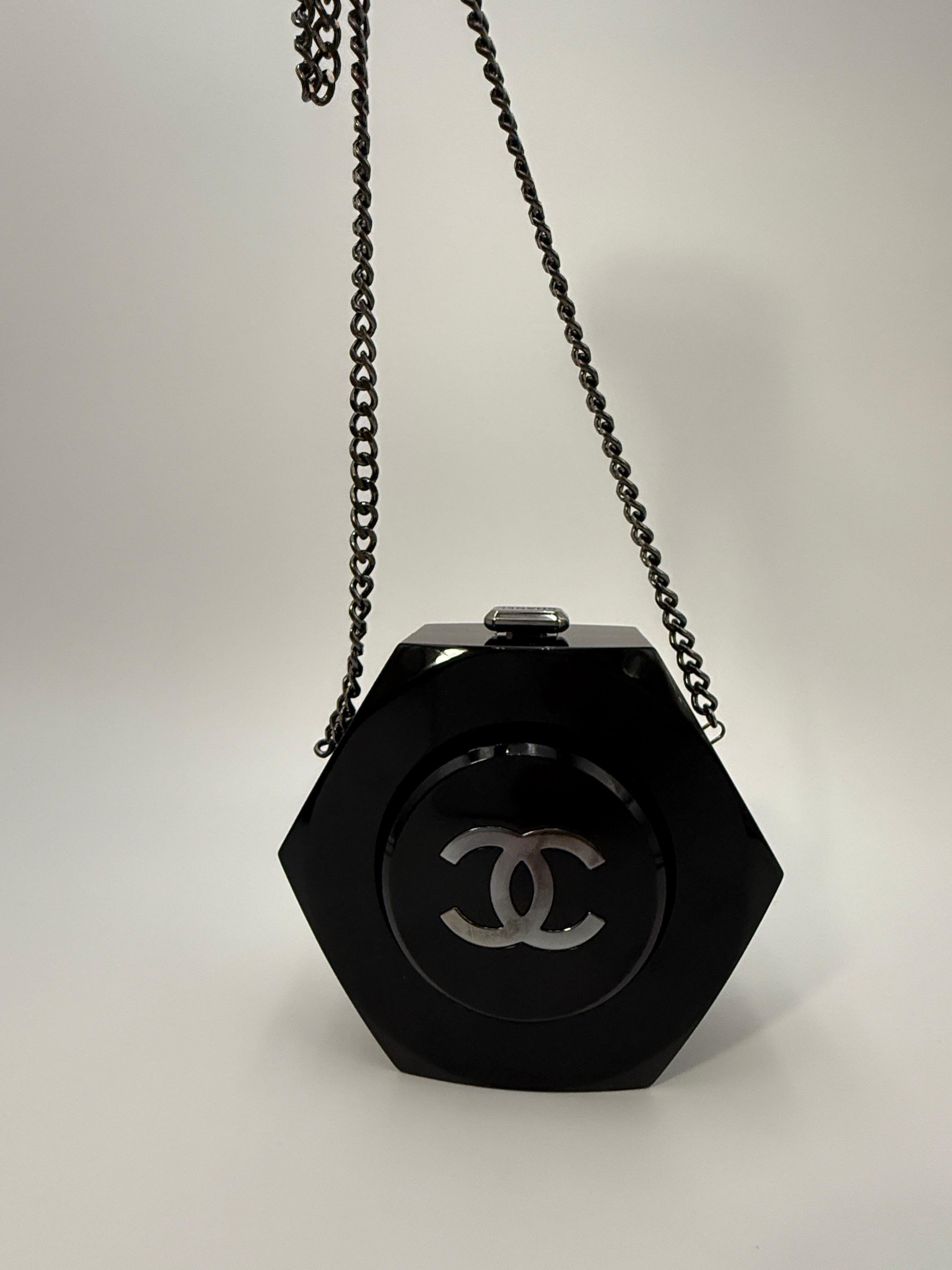 Chanel - Sac Minaudière octogonale en plexiglas - Collection 18A en vente 13