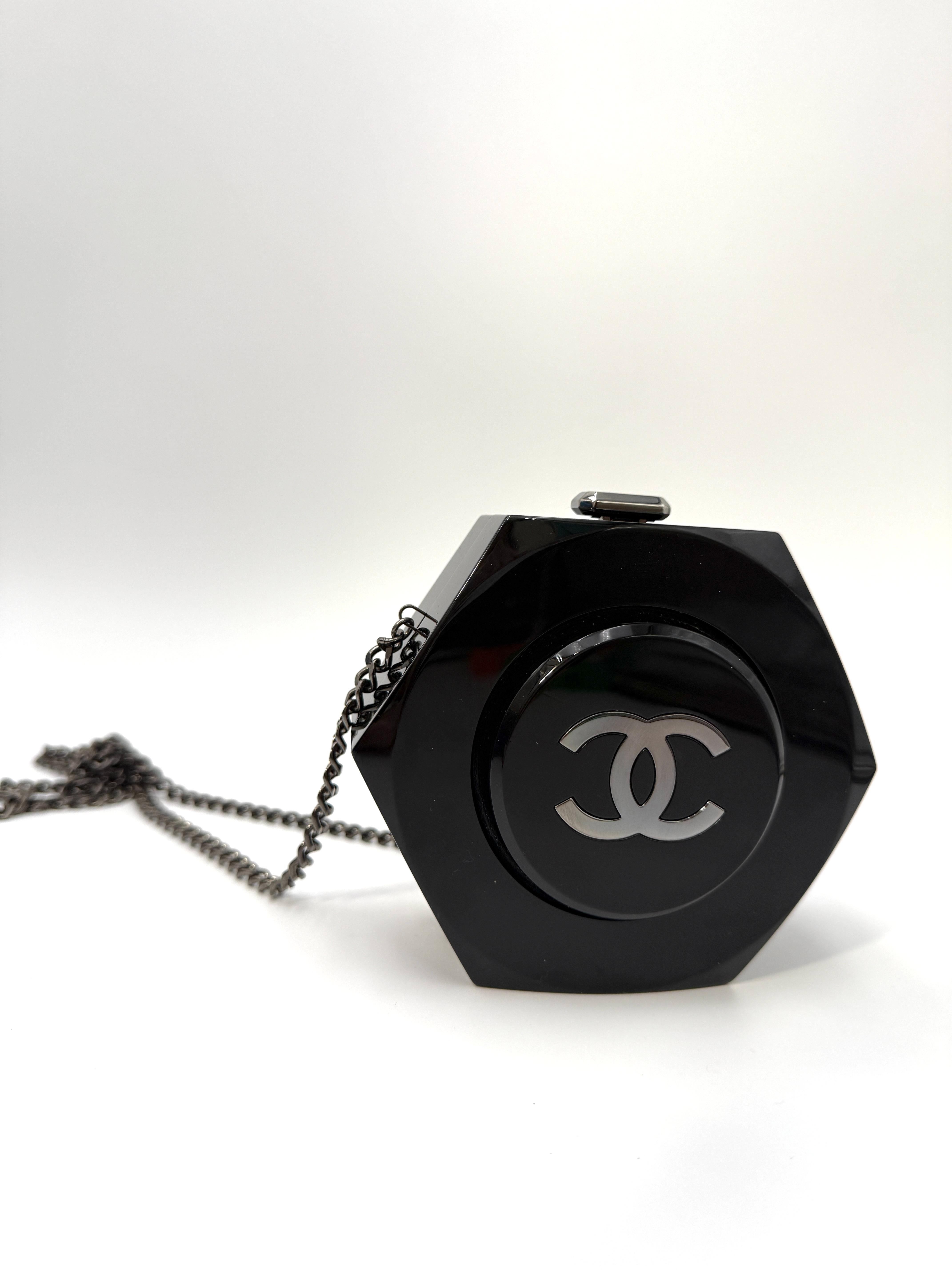 Noir Chanel - Sac Minaudière octogonale en plexiglas - Collection 18A en vente