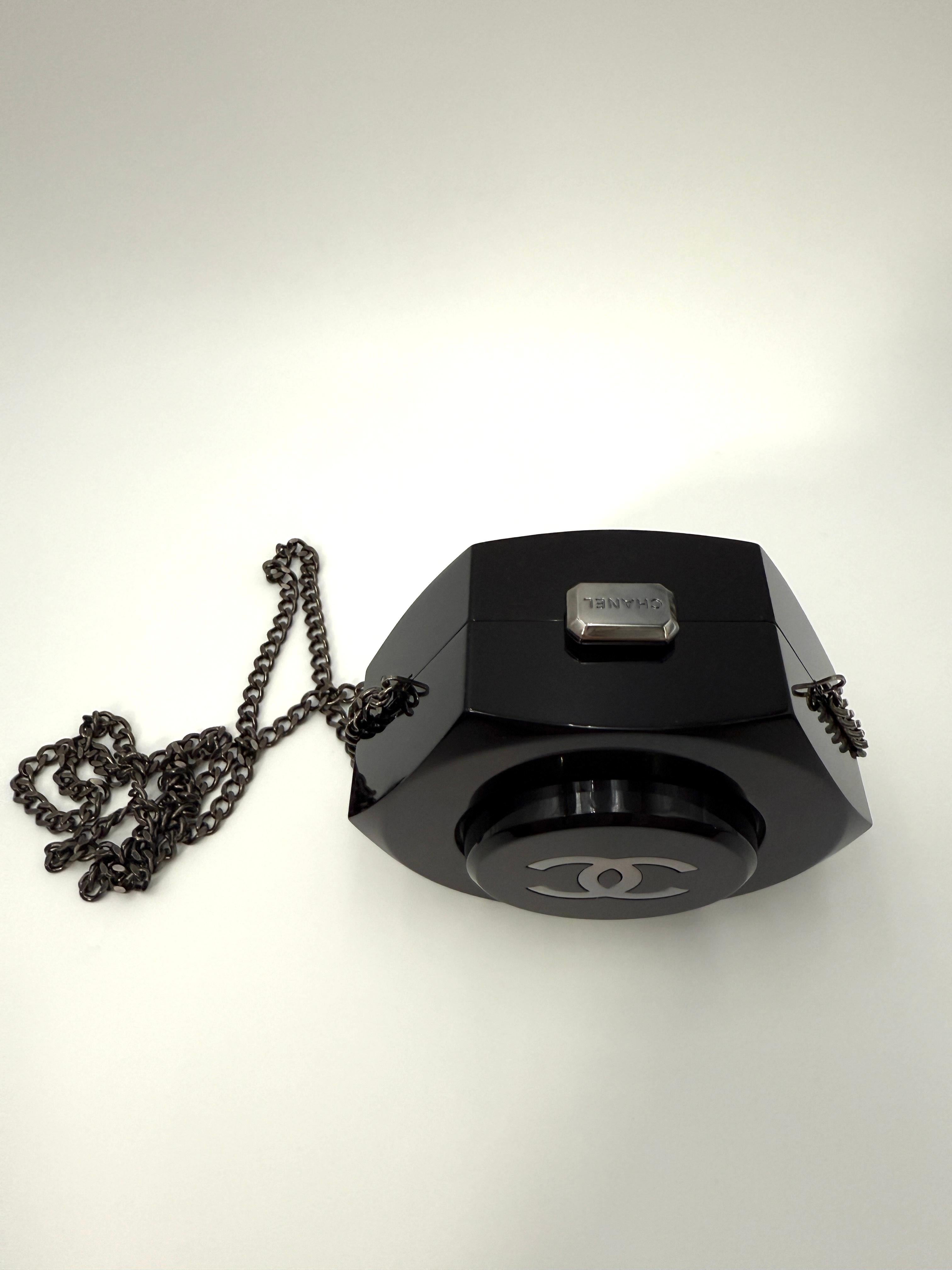 Chanel - Sac Minaudière octogonale en plexiglas - Collection 18A en vente 2