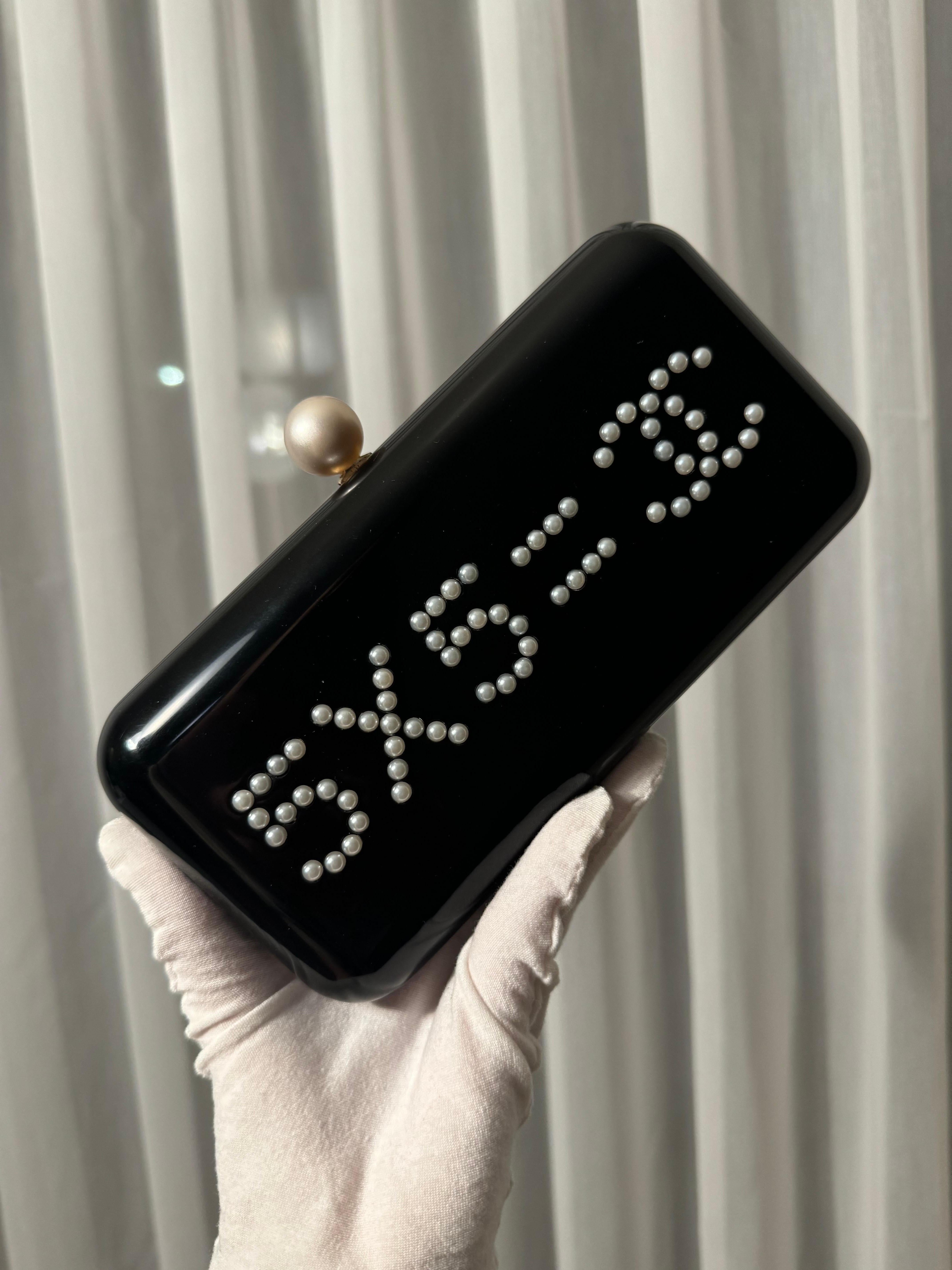 Model: Chanel Coco Plexiglass
Style: Clutch
Exterior Material: Acrylic
Condition: Excellent 

The interior is lined in a burgundy leather.

Dimensions: 
Height: 3.94 inches / 10 cm
Width: 7.87 inches / 20 cm
Depth: 1.77 inches / 4.5 cm
Handle Drop: