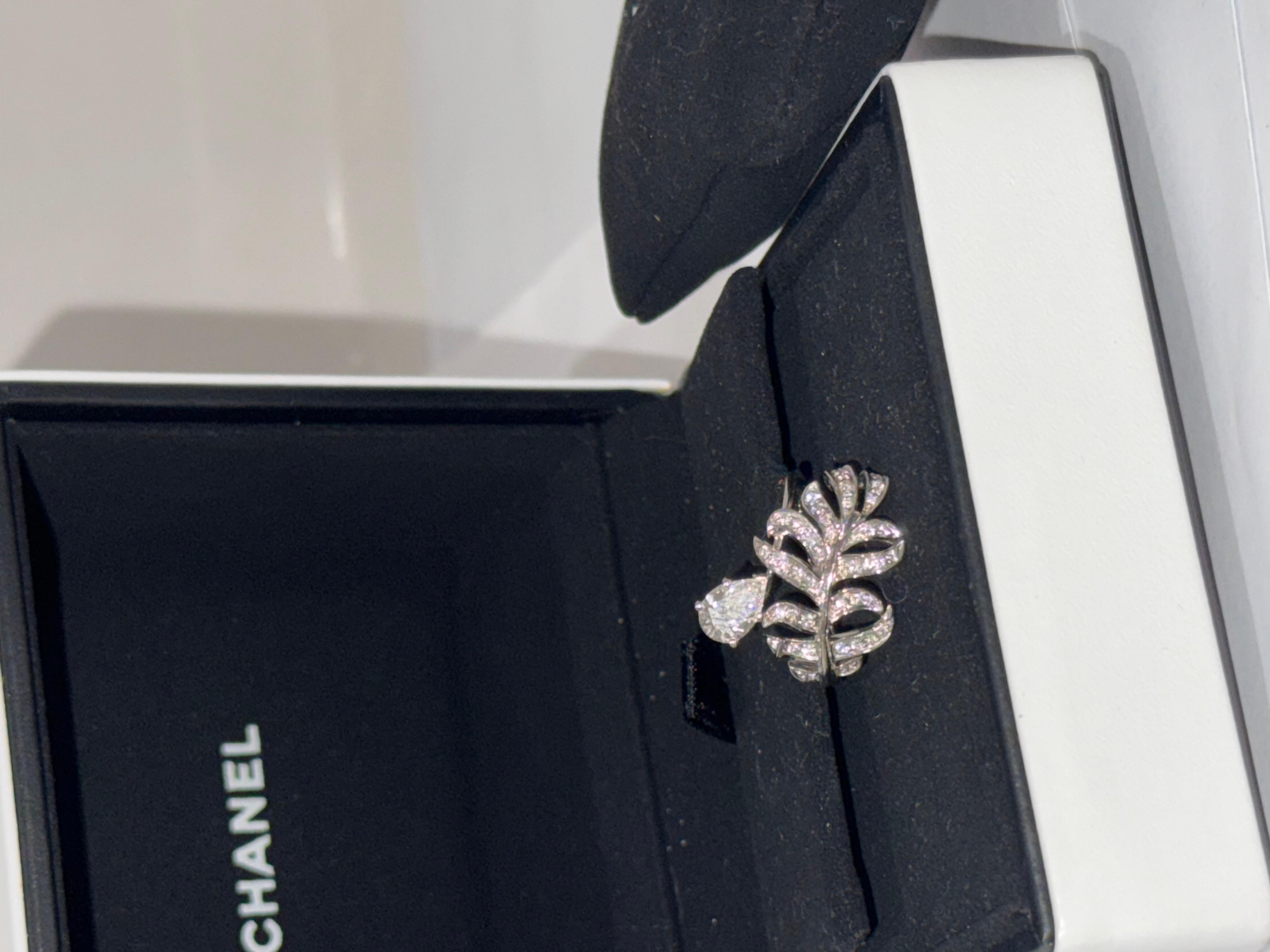 Chanel Plume De Chanel Ring with 1 pear-cut center diamond of 0.50 carat (0.50ct E-VVS1 ) 44 brilliant-cut diamonds totaling 0.25 carat. 18K white gold  
Weight: Approximately 4.1g (Approx.)
Ring Size: Approximately Size EU: 50
Width: Approximately