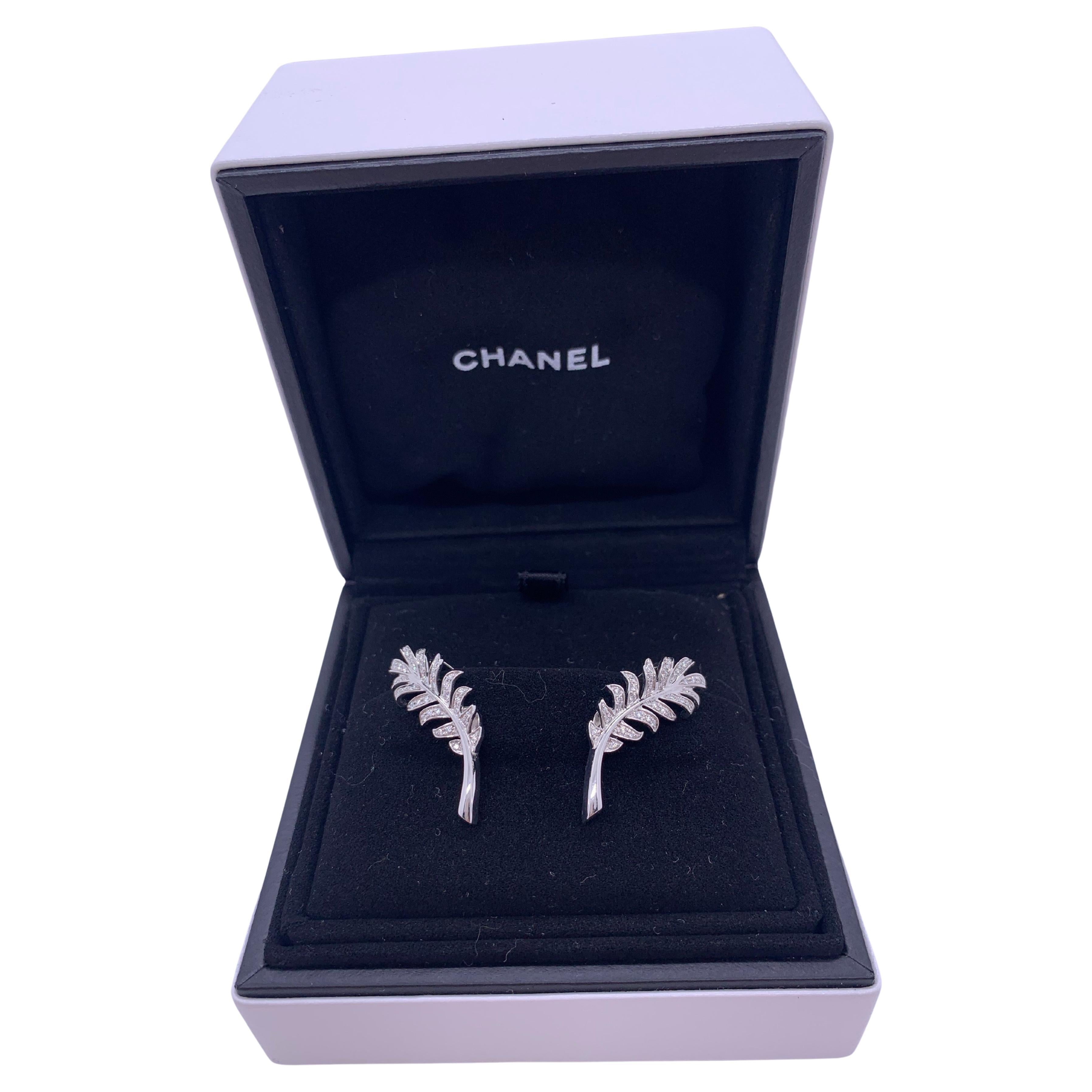 Orecchini a clip con piume di Chanel, oro bianco 18 carati e diamanti in vendita