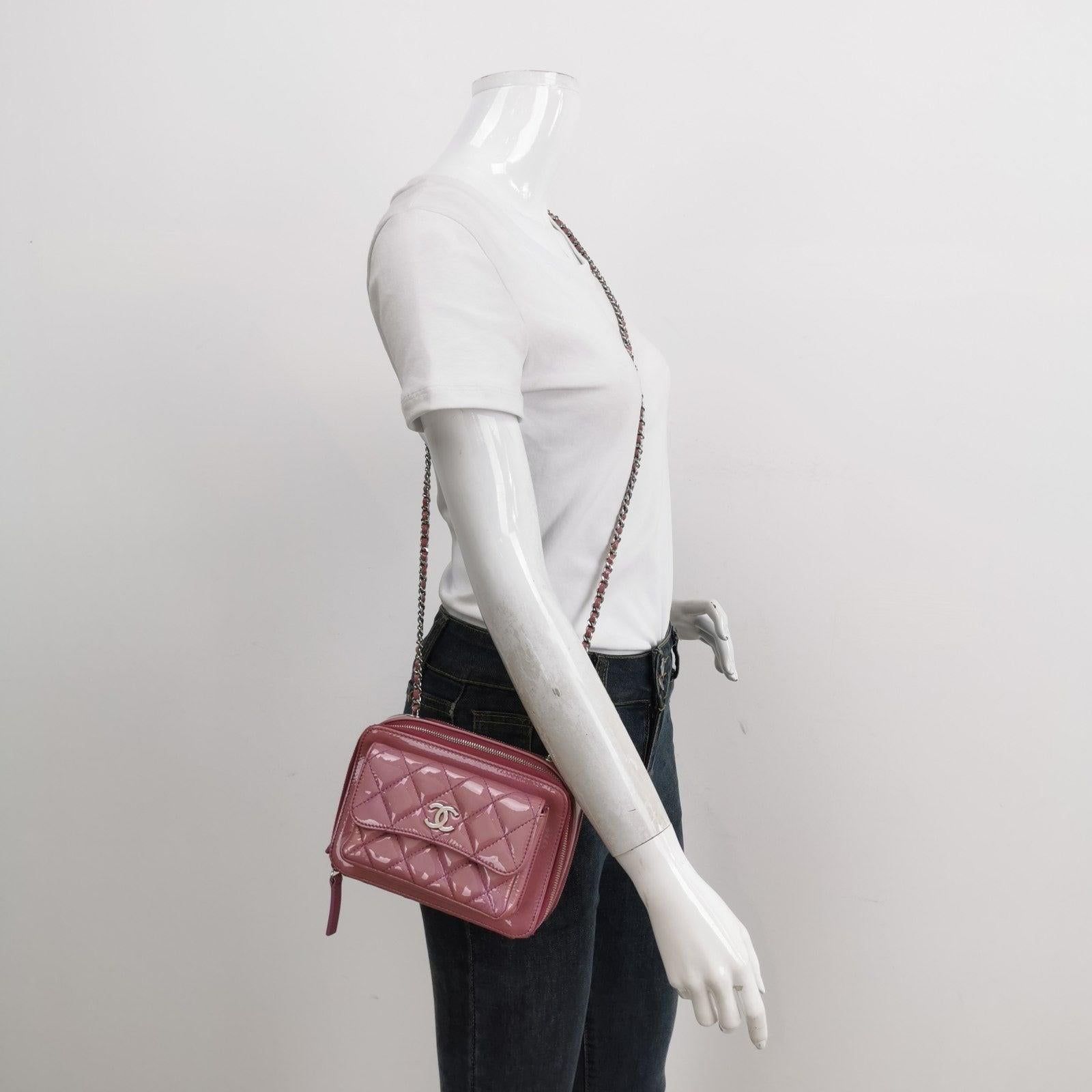 Chanel Pocket Box Camera Bag 2014-2015 Small Pink Lavendar Patent Leather Dies sind professionelle Fotos der tatsächlichen Tasche von Luxbags angeboten. Diese exquisite Chanel Pocket Box Kameratasche aus umwerfendem lavendelfarbenem Lackleder